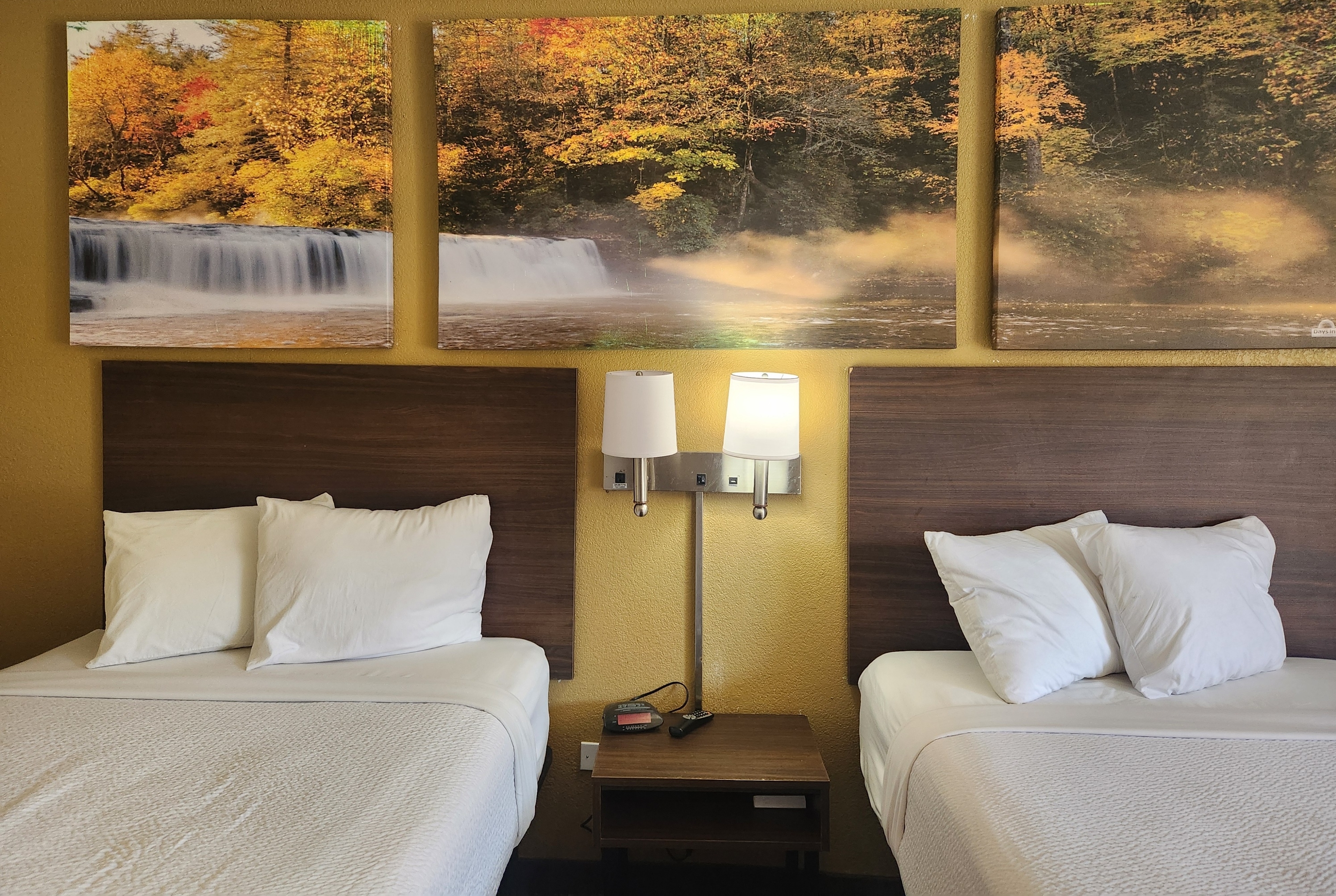 Guest room at the Days Inn by Wyndham Leesville in Leesville, Louisiana