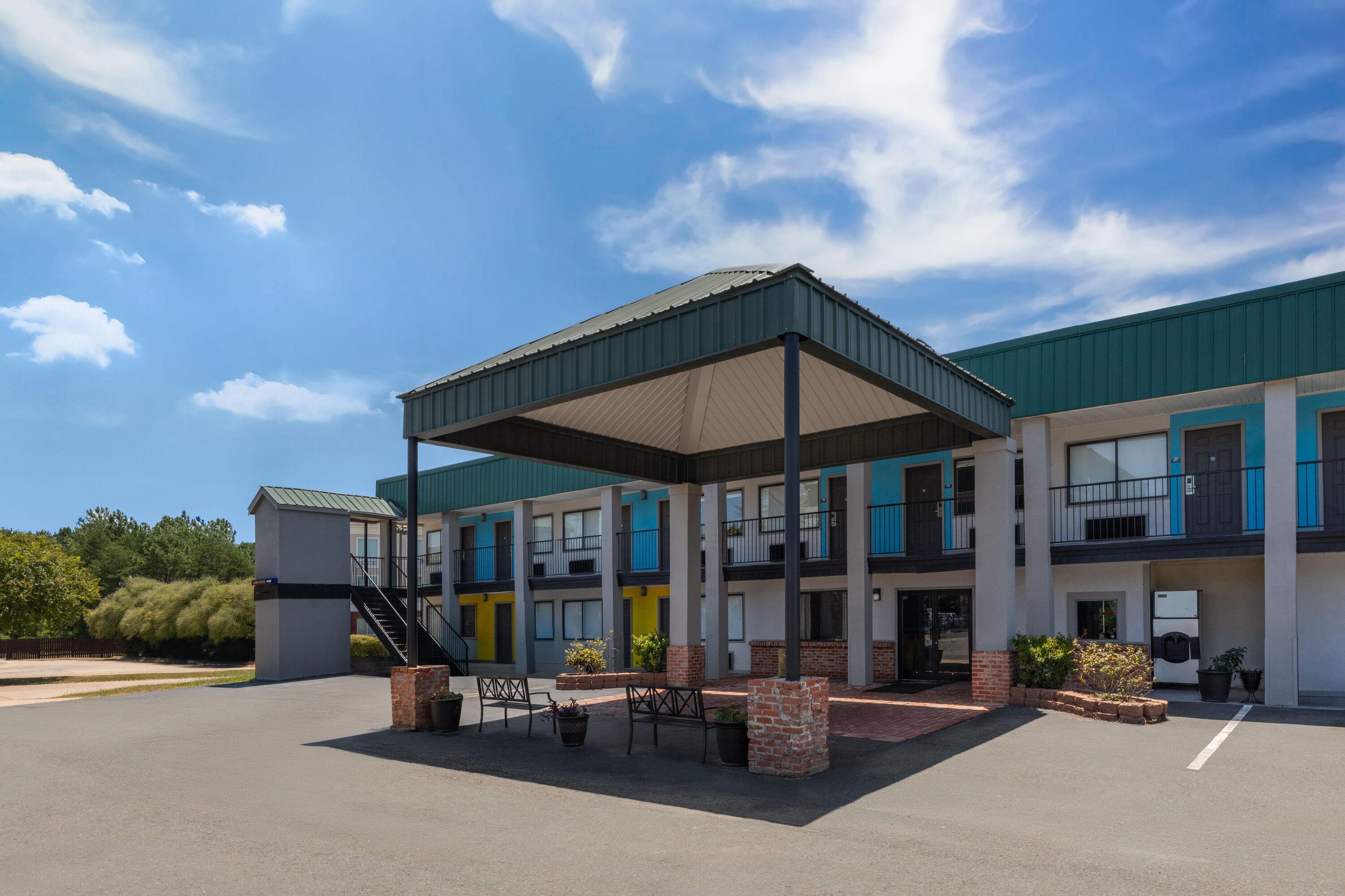 Exterior Day Image of Days Inn by Wyndham Natchitoches hotel in Natchitoches, Louisiana