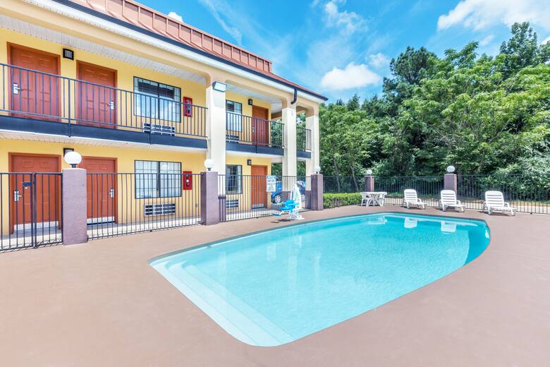 Days Inn Rayville Hotels La 71269 Pool At The Days Inn Rayville In Louisiana