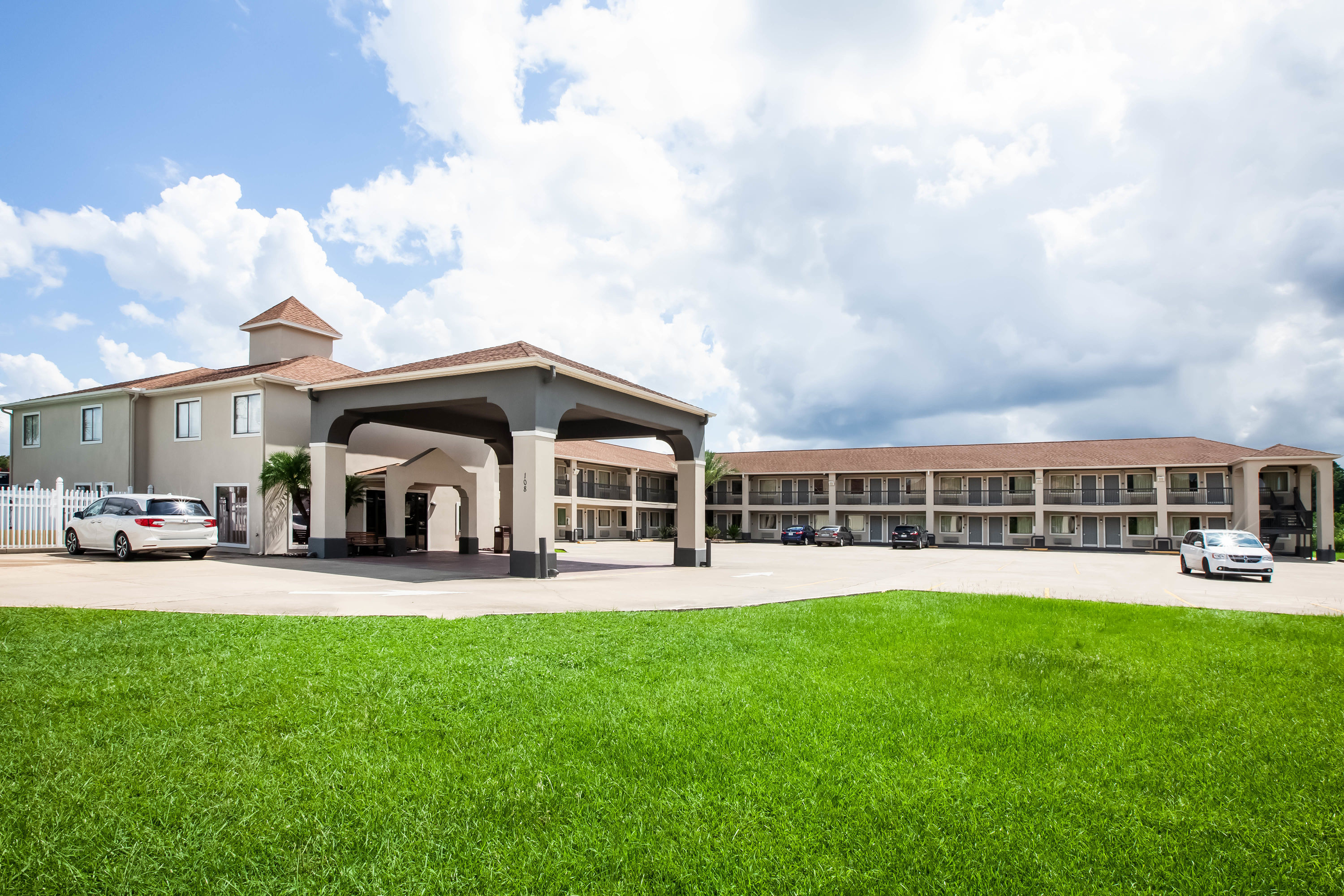 Exterior Day Image of Days Inn by Wyndham Sulphur LA hotel in Sulphur, Louisiana