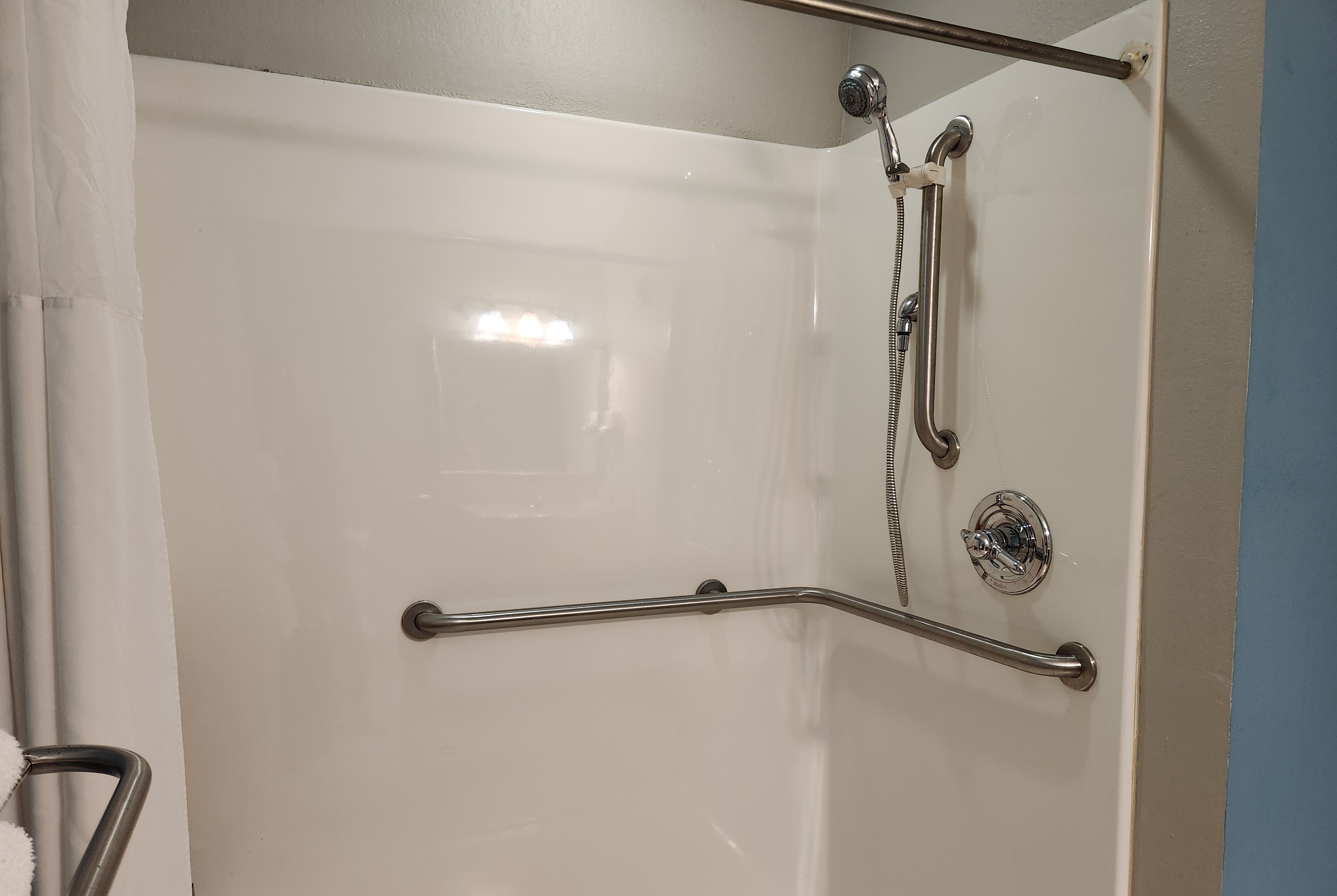 Guest room bath at the Days Inn & Suites by Wyndham Thibodaux in Thibodaux, Louisiana