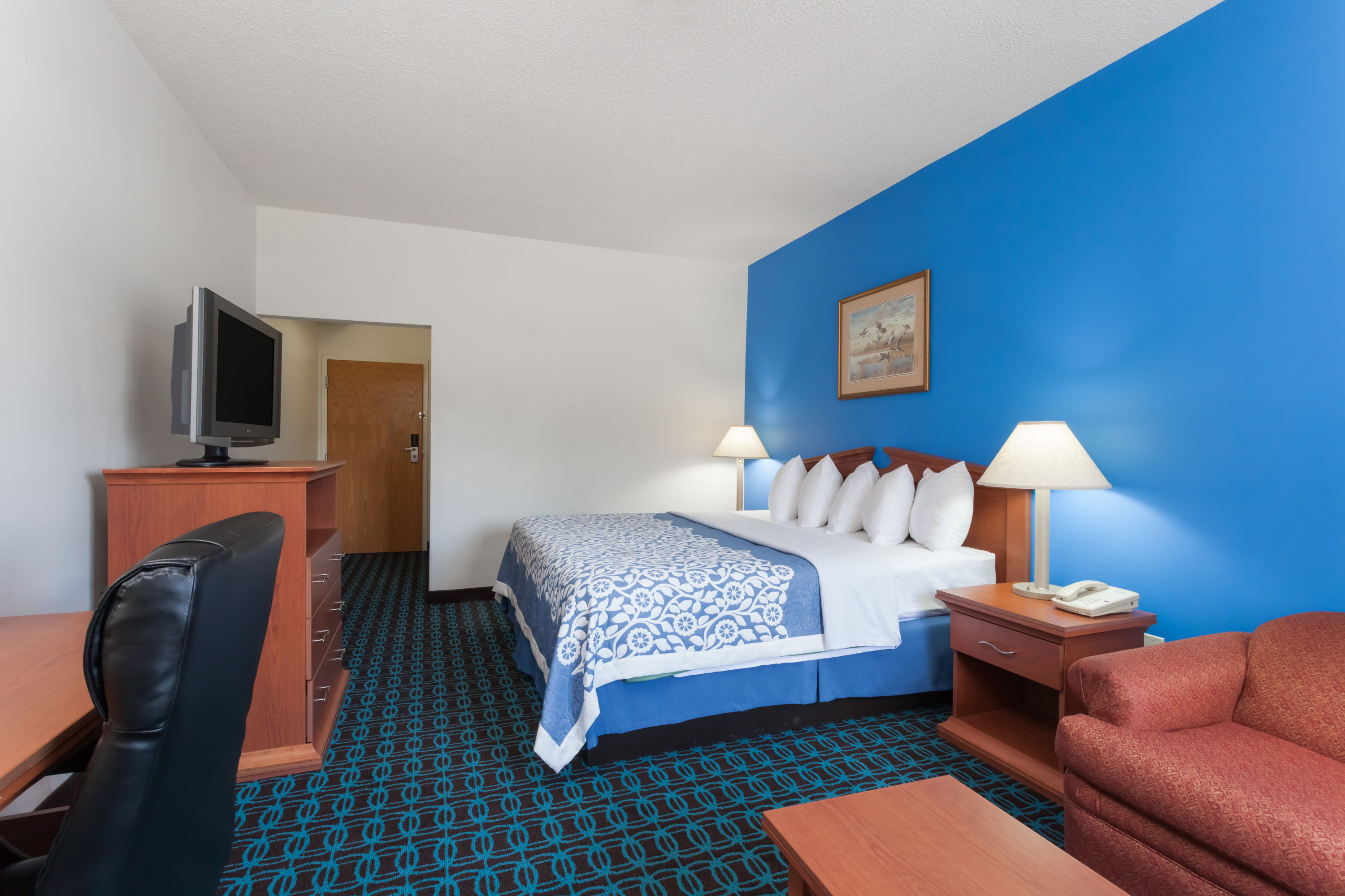 Guest room at the Days Inn & Suites by Wyndham Cambridge in Cambridge, Maryland