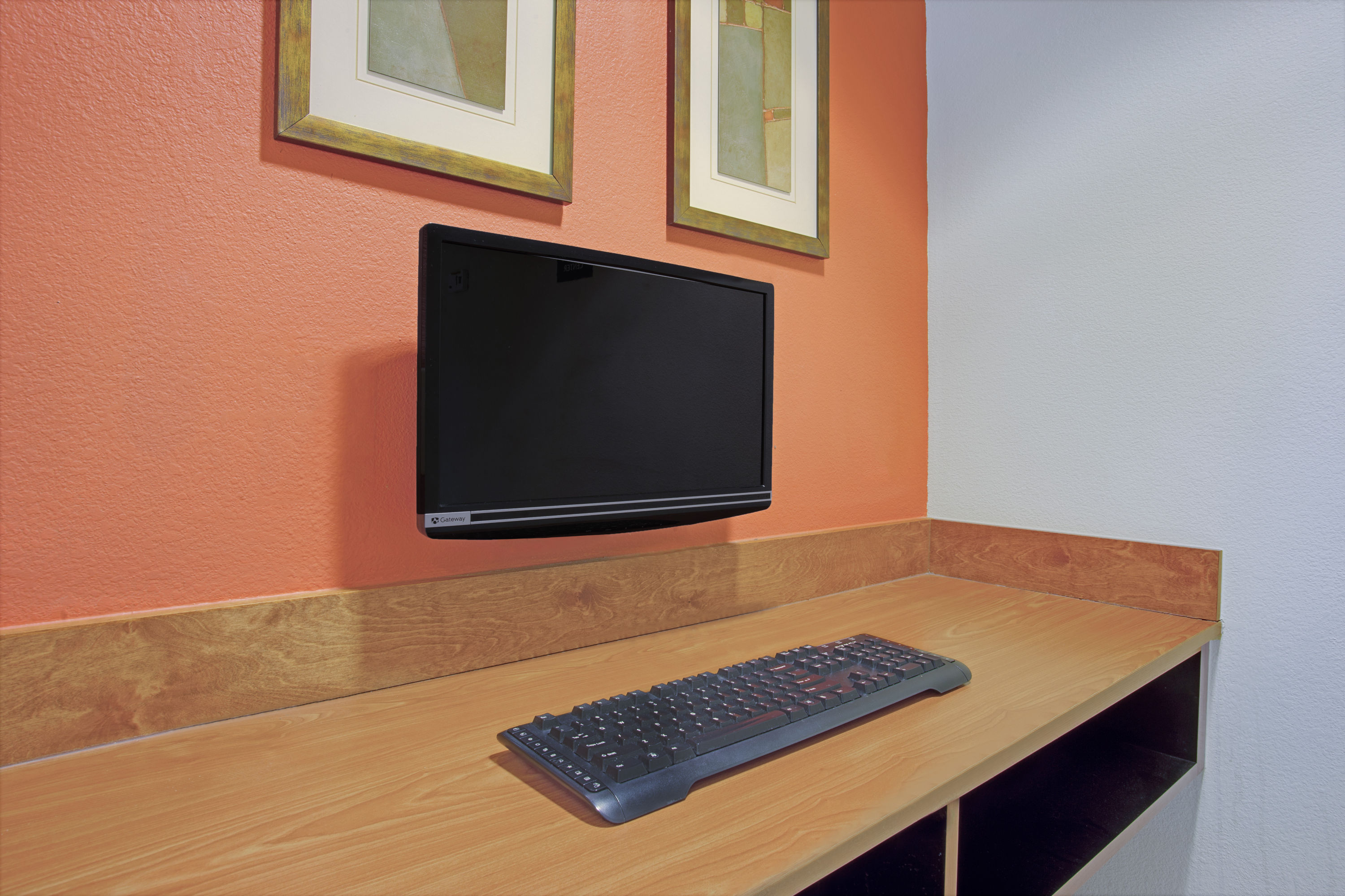 Days Inn & Suites by Wyndham Laurel Near Fort Meade business center in Laurel, Maryland