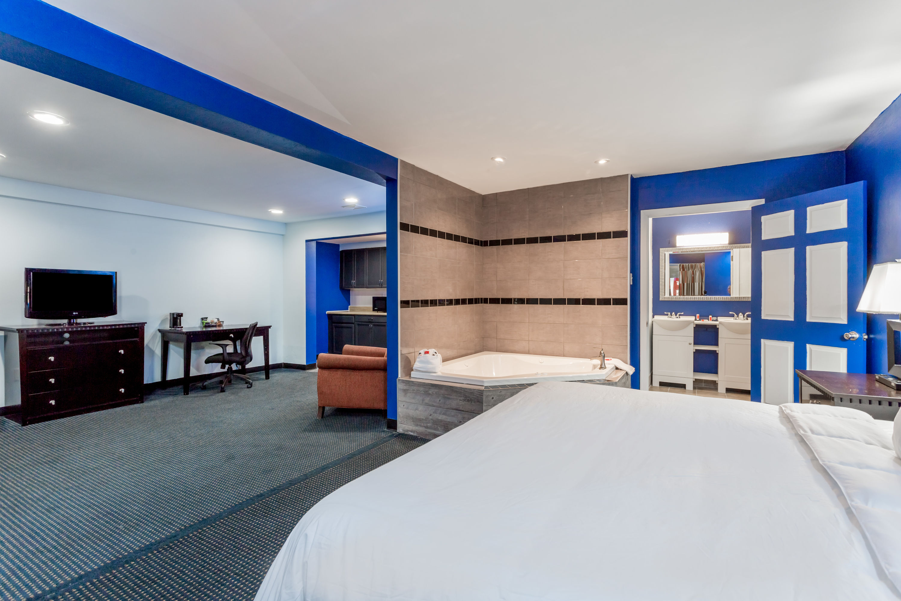 Days Inn by Wyndham Salisbury hot tub suite in Salisbury, Maryland