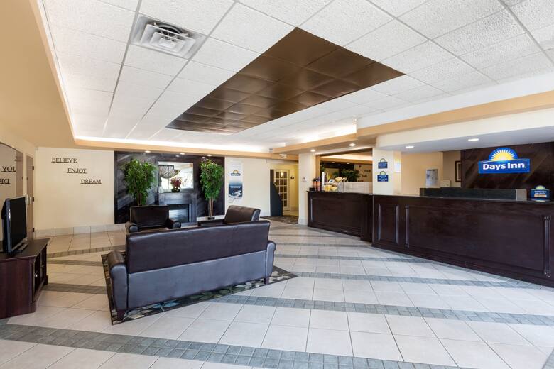 Days Inn Albion hotel lobby in Albion, Michigan