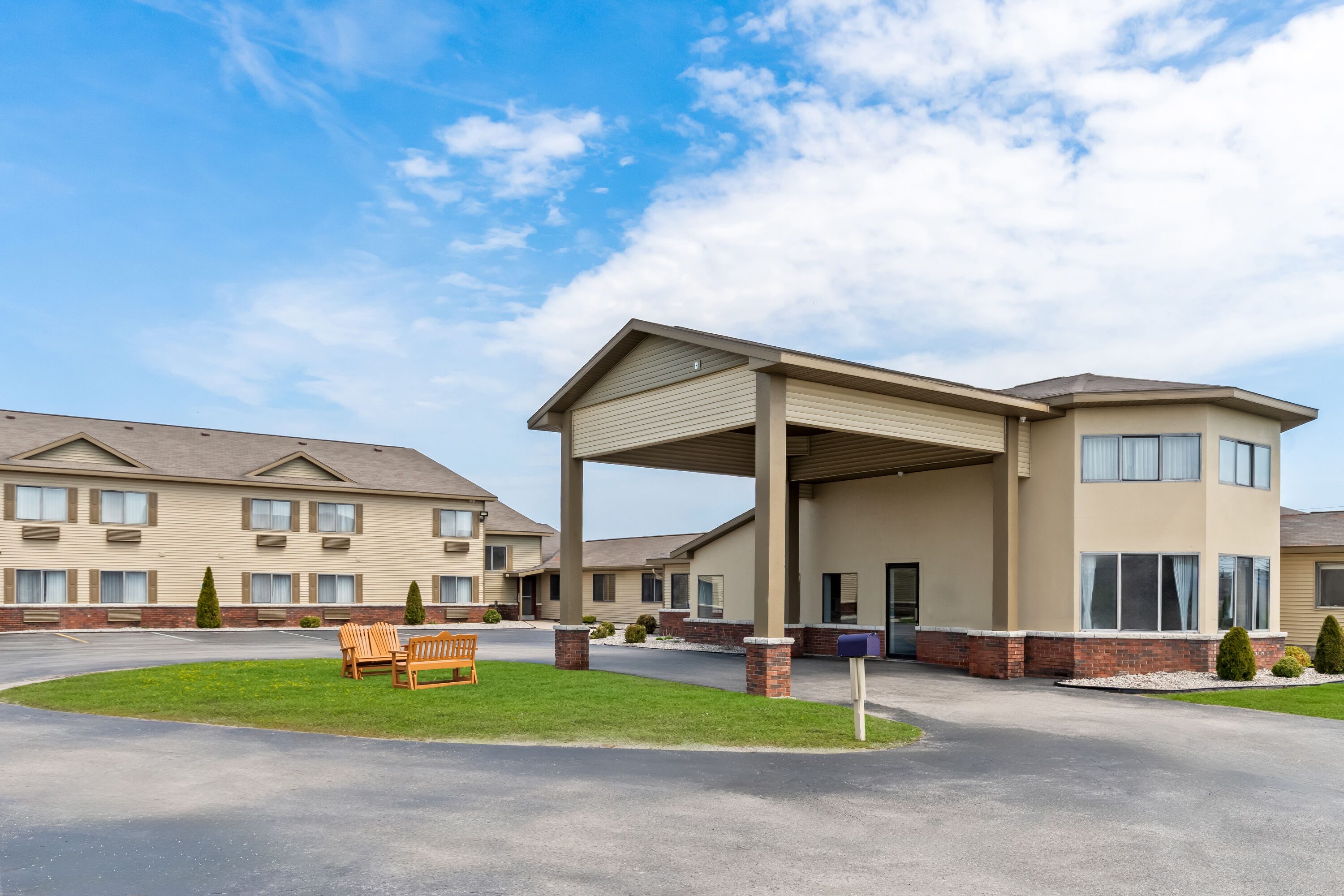 Exterior Day Image of Days Inn by Wyndham Alpena hotel in Alpena, Michigan