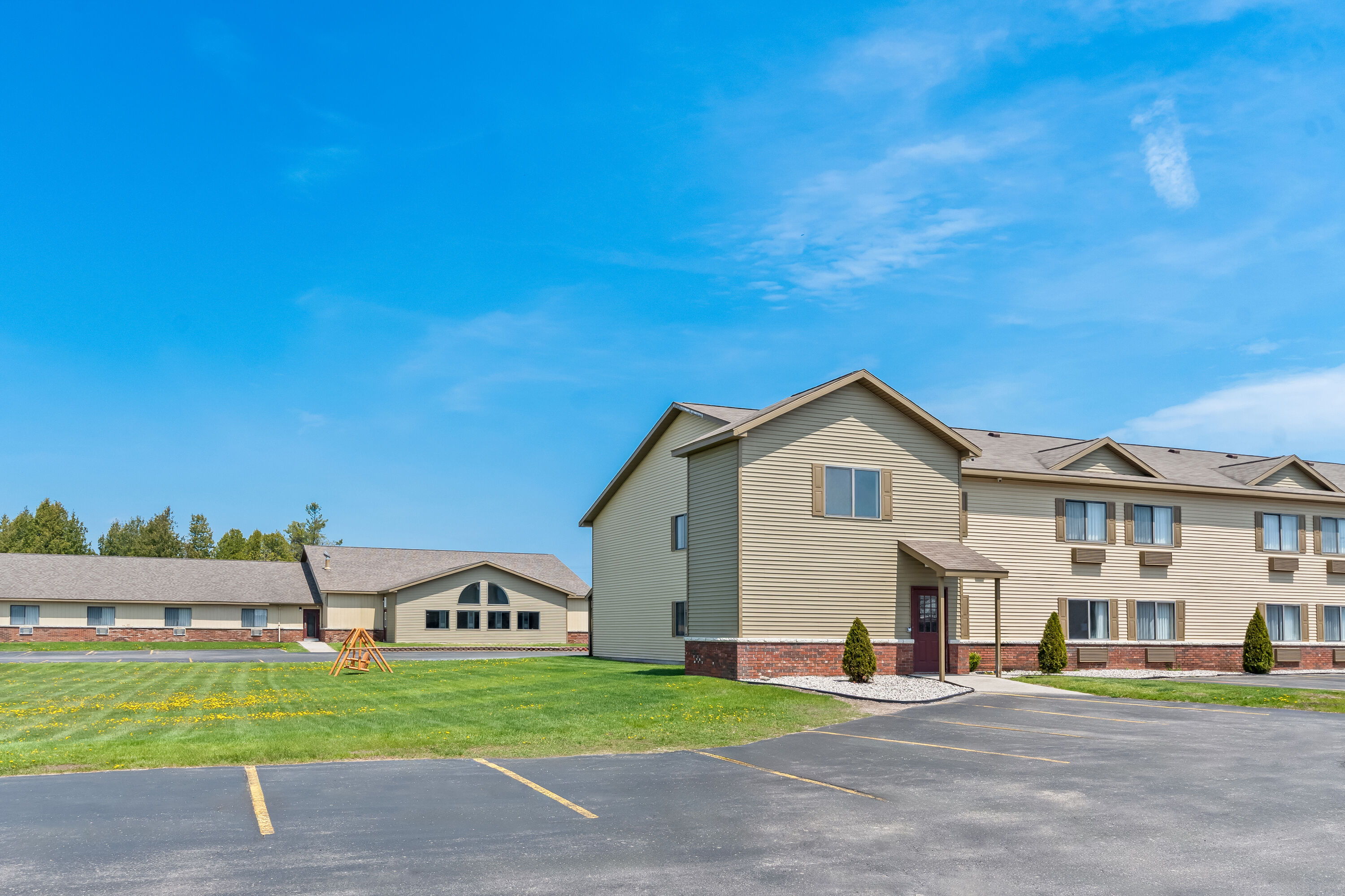 Exterior Day Image of Days Inn by Wyndham Alpena hotel in Alpena, Michigan