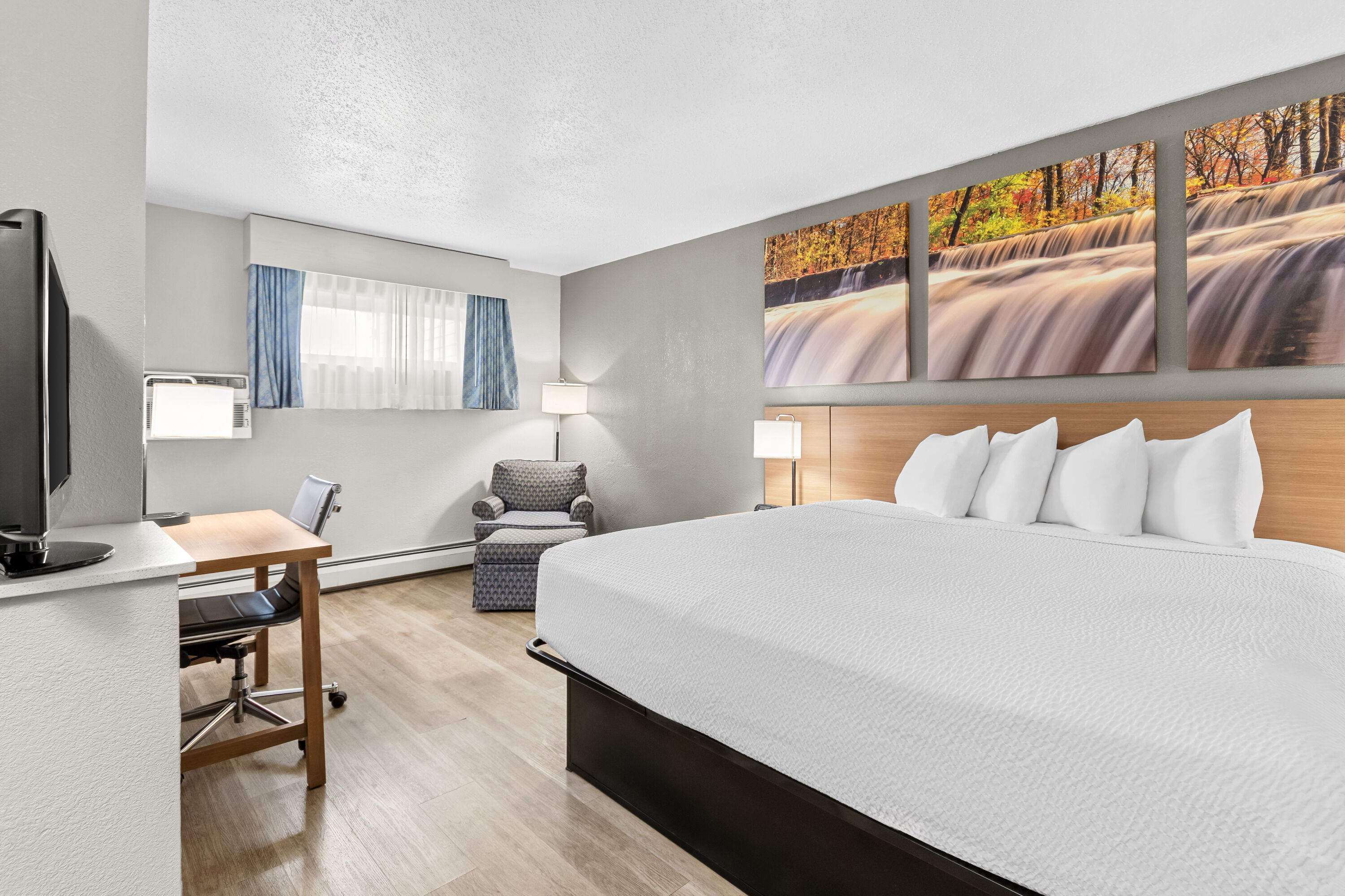 King bed guest room at the Days Inn by Wyndham Alpena in Alpena, Michigan