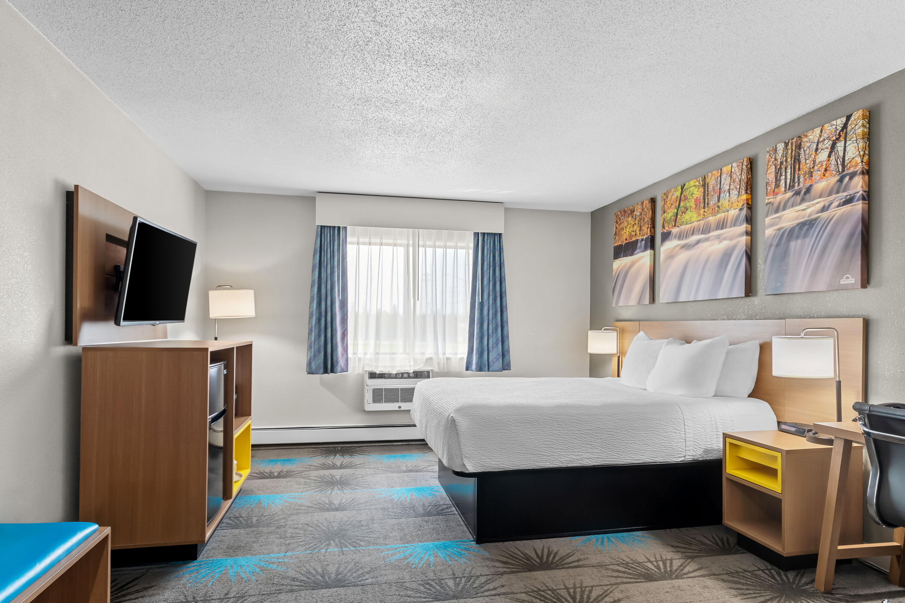 Queen bed guest room at the Days Inn by Wyndham Alpena in Alpena, Michigan