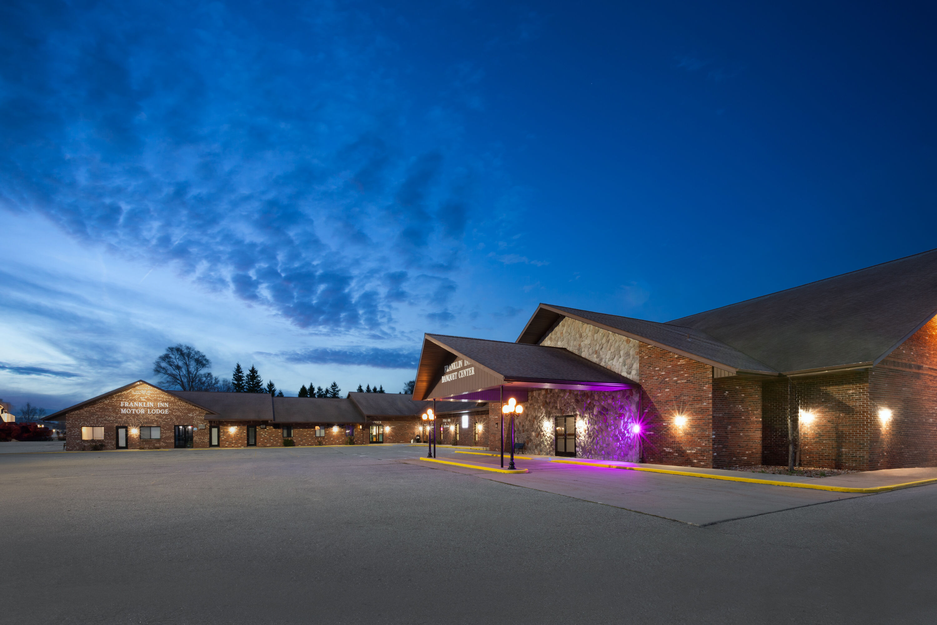 Exterior Dusk Image of Days Inn by Wyndham Bad Axe hotel in Bad Axe, Michigan