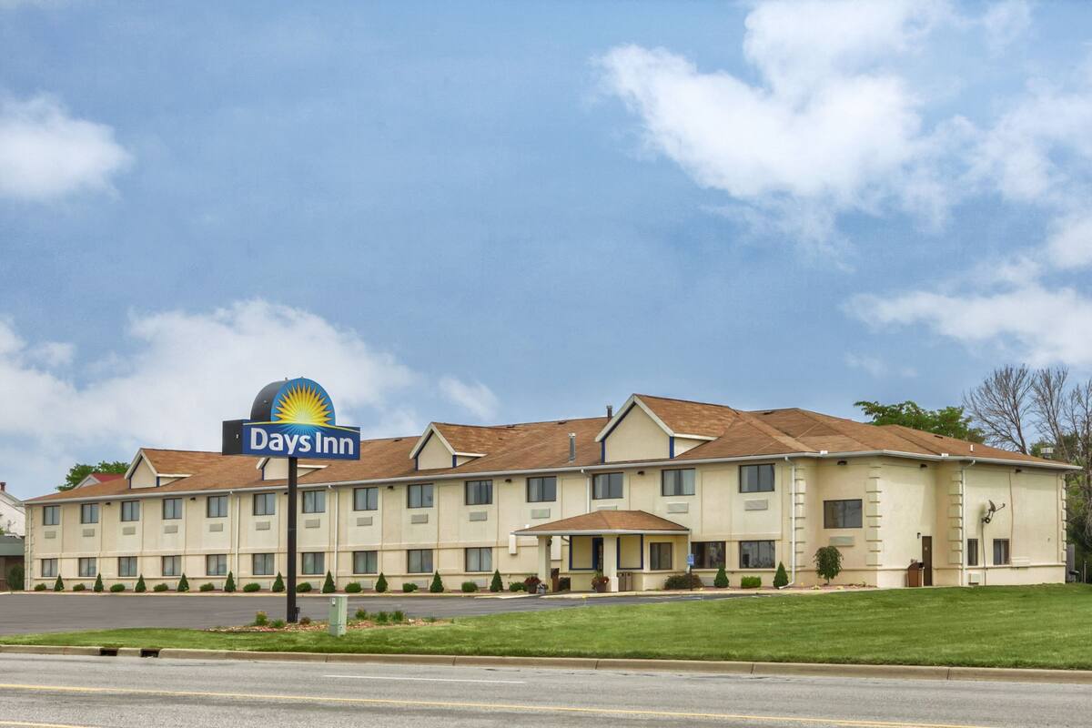 Days Inn Suites Benton Harbor Mi Hotels 49022 Days Inn Suites Benton Harbor Mi
