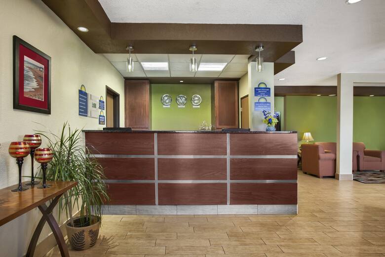 Days Inn Suites Benton Harbor Mi Hotels 49022 Days Inn Suites Benton Harbor Mi Hotel Lobby In Michigan