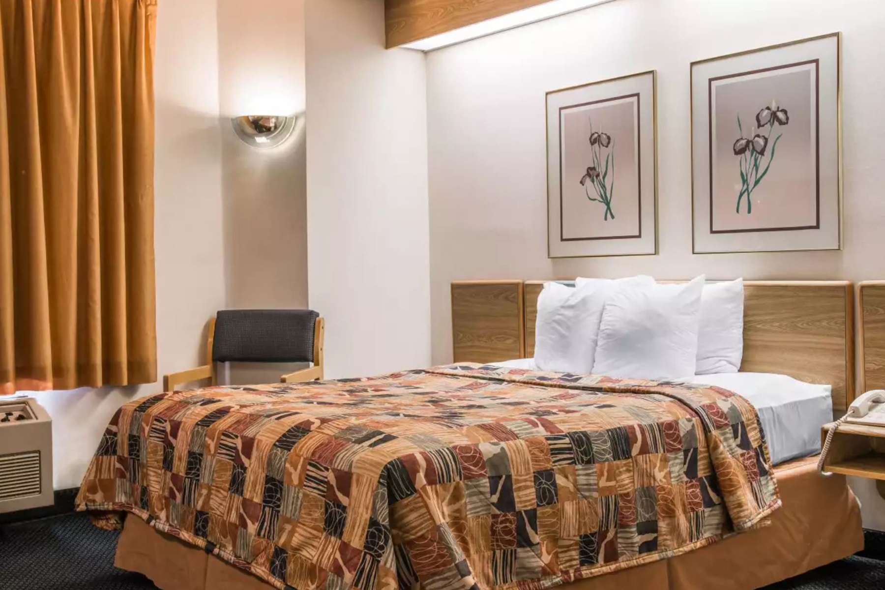 Guest room at the Days Inn by Wyndham Flint/Bishop International Airport in Flint, Michigan