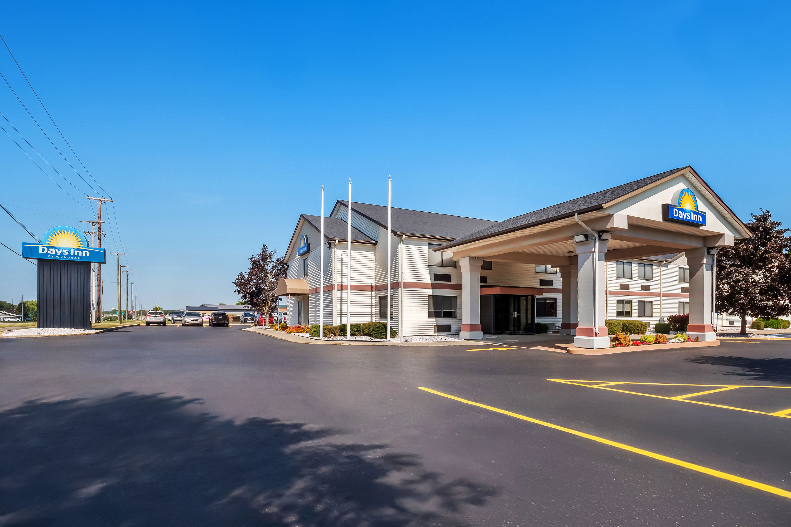Exterior Day Image of Days Inn by Wyndham Hillsdale hotel in Hillsdale, Michigan