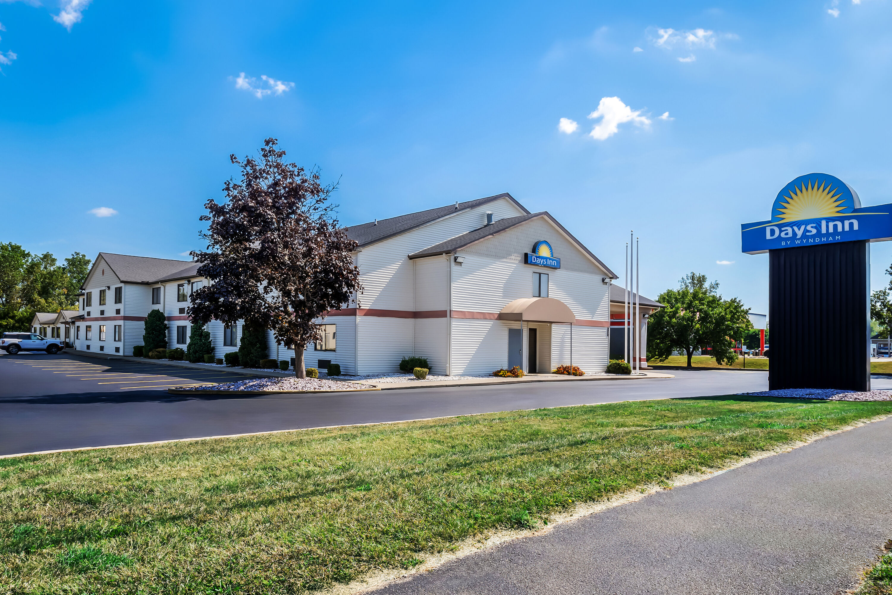 Exterior Day Image of Days Inn by Wyndham Hillsdale hotel in Hillsdale, Michigan
