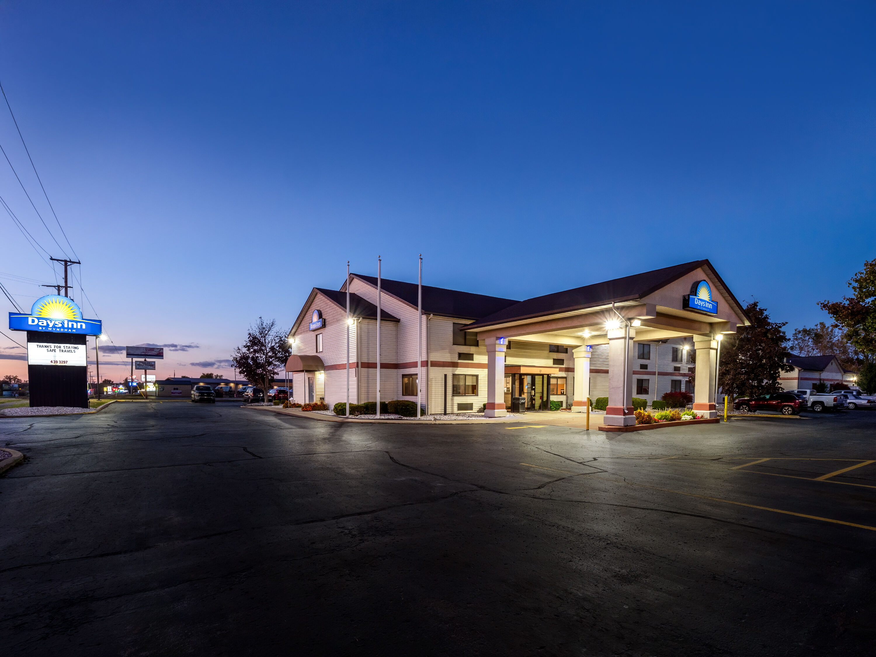 Exterior Night Image of Days Inn by Wyndham Hillsdale hotel in Hillsdale, Michigan