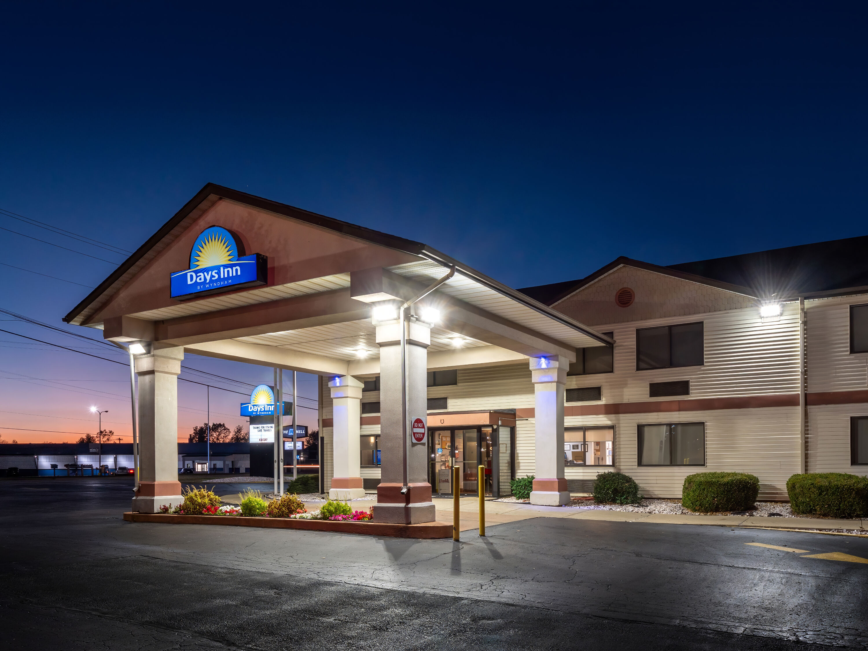 Exterior Night Image of Days Inn by Wyndham Hillsdale hotel in Hillsdale, Michigan