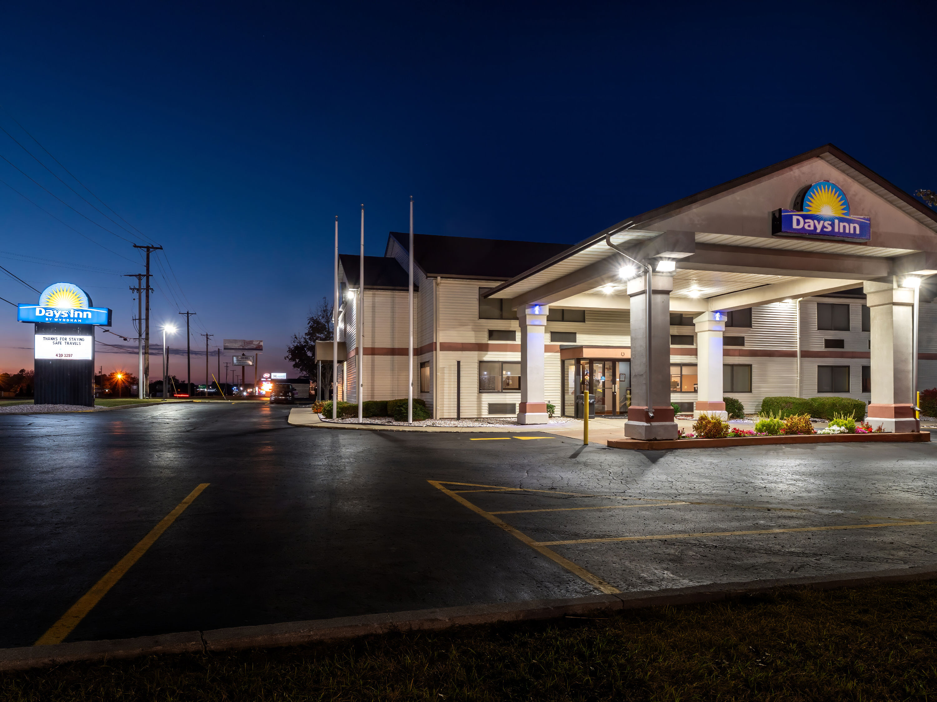 Exterior Night Image of Days Inn by Wyndham Hillsdale hotel in Hillsdale, Michigan