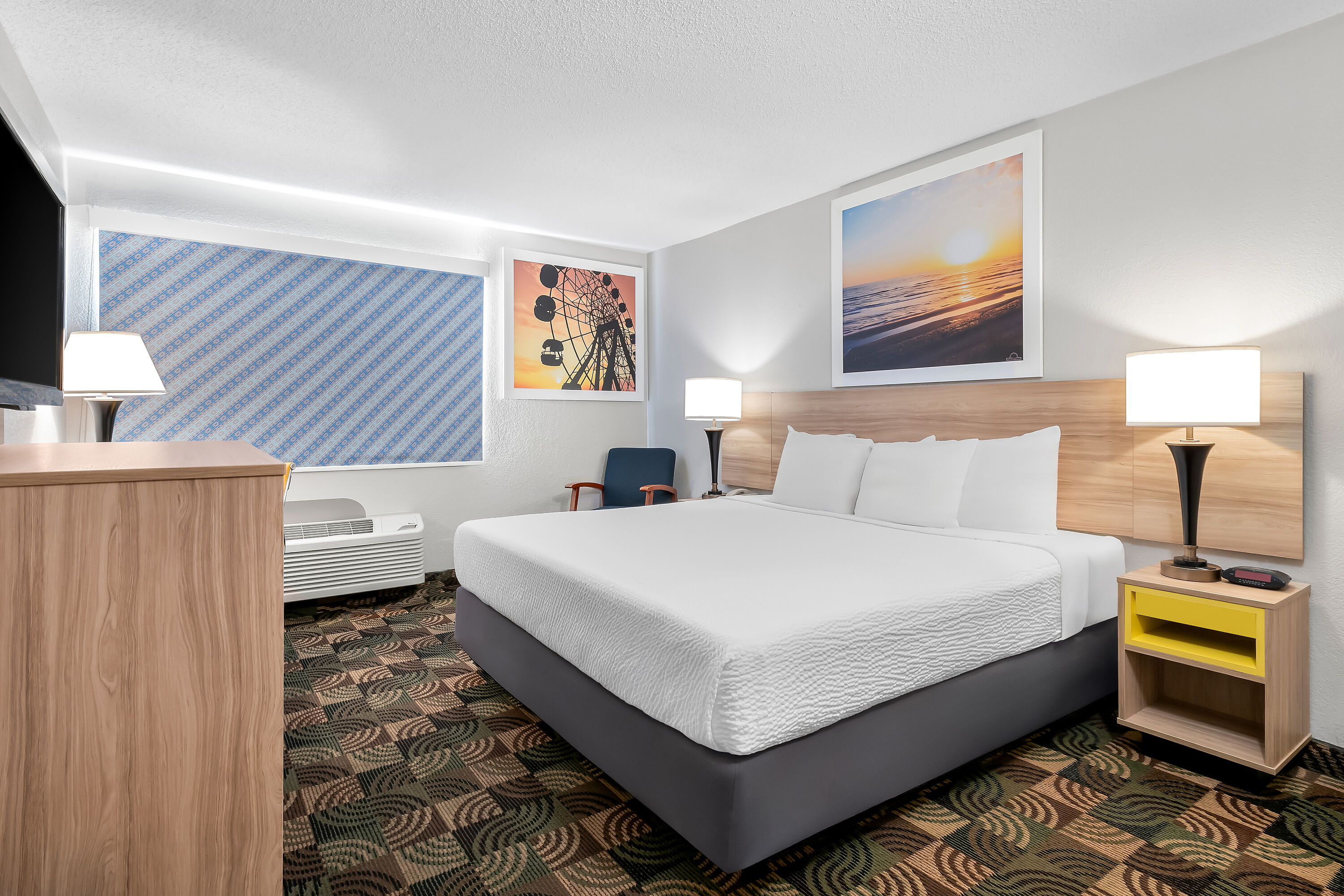 King bed guest room at the Days Inn by Wyndham Hillsdale in Hillsdale, Michigan