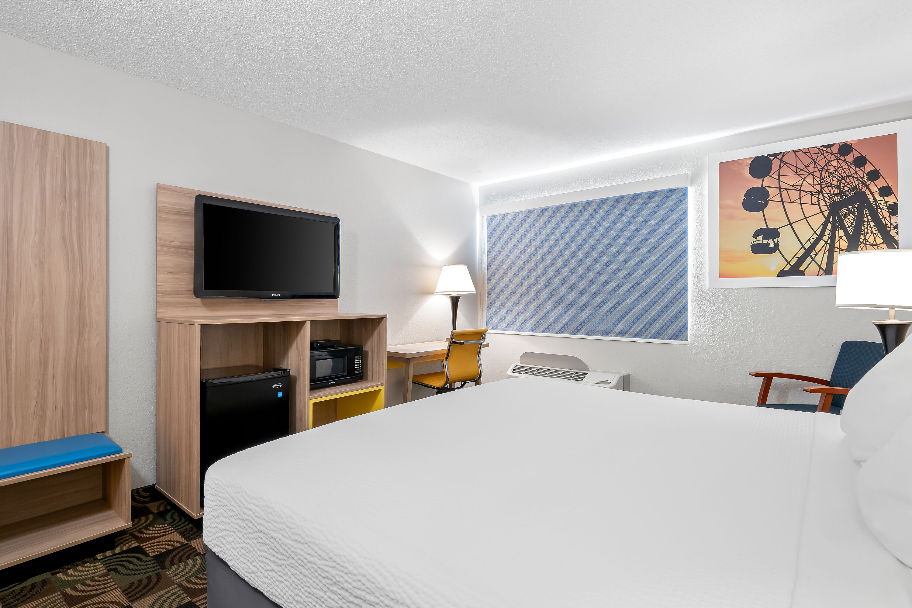 King bed guest room at the Days Inn by Wyndham Hillsdale in Hillsdale, Michigan