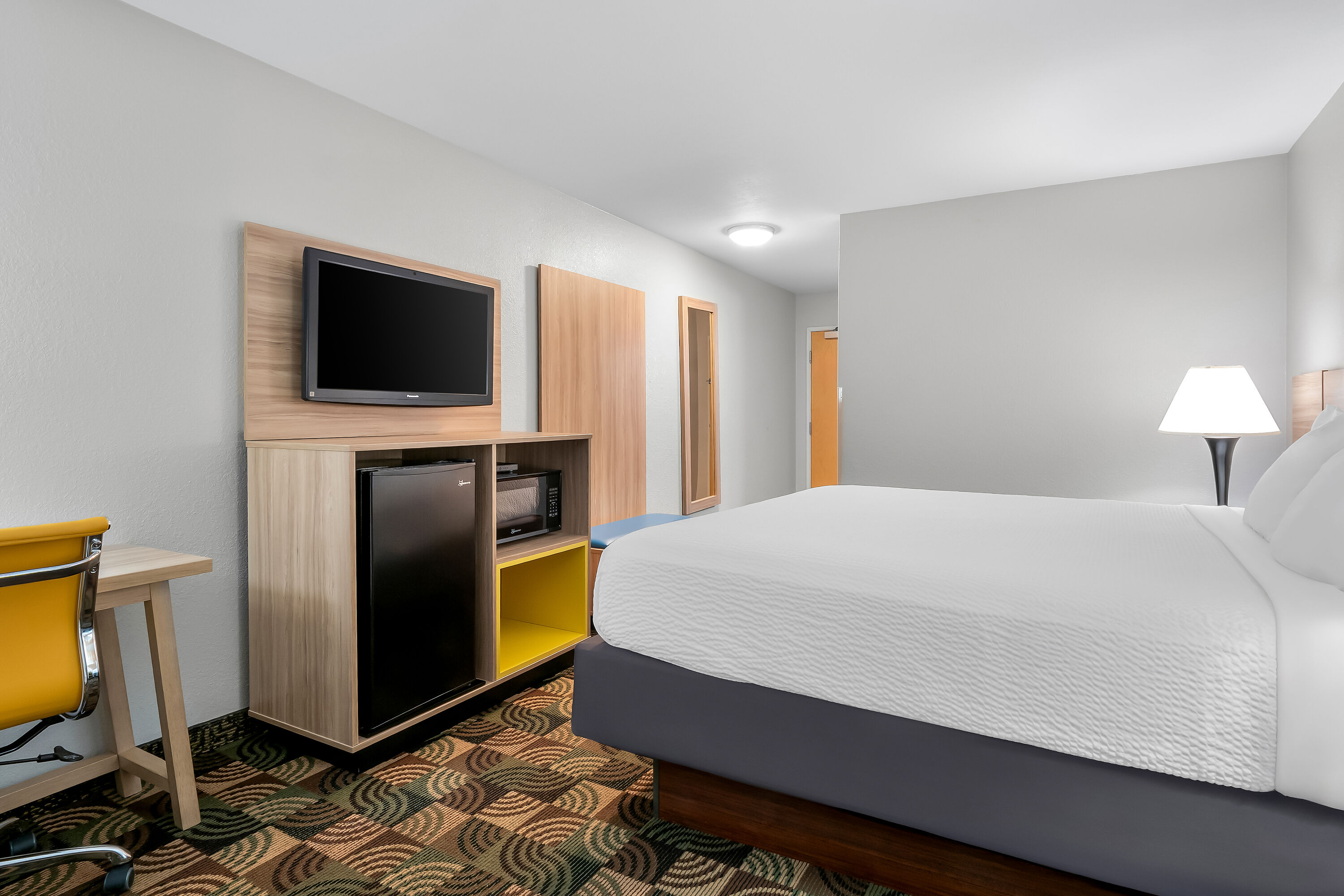 King bed guest room at the Days Inn by Wyndham Hillsdale in Hillsdale, Michigan