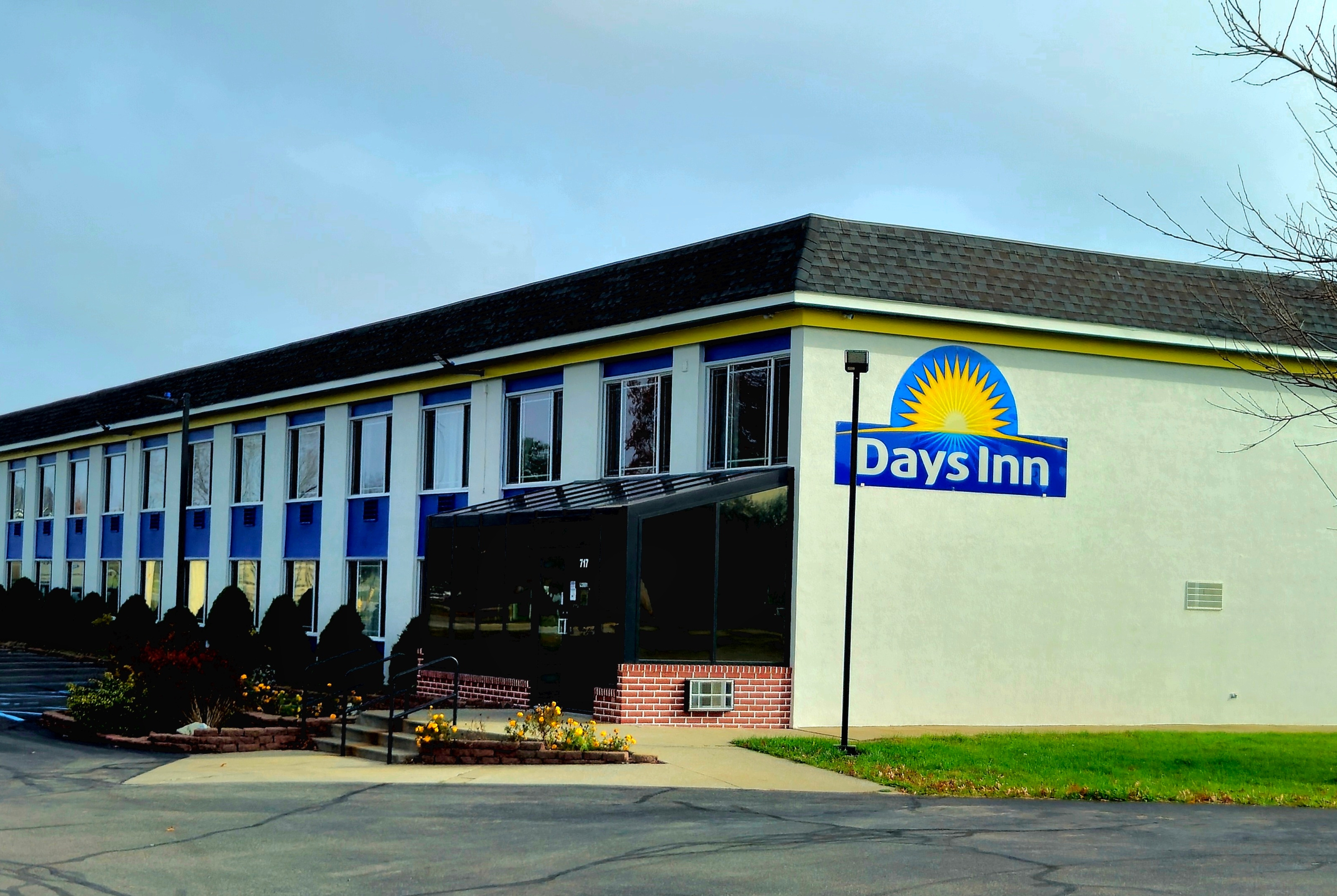 Exterior of Days Inn by Wyndham Holland hotel in Holland, Michigan