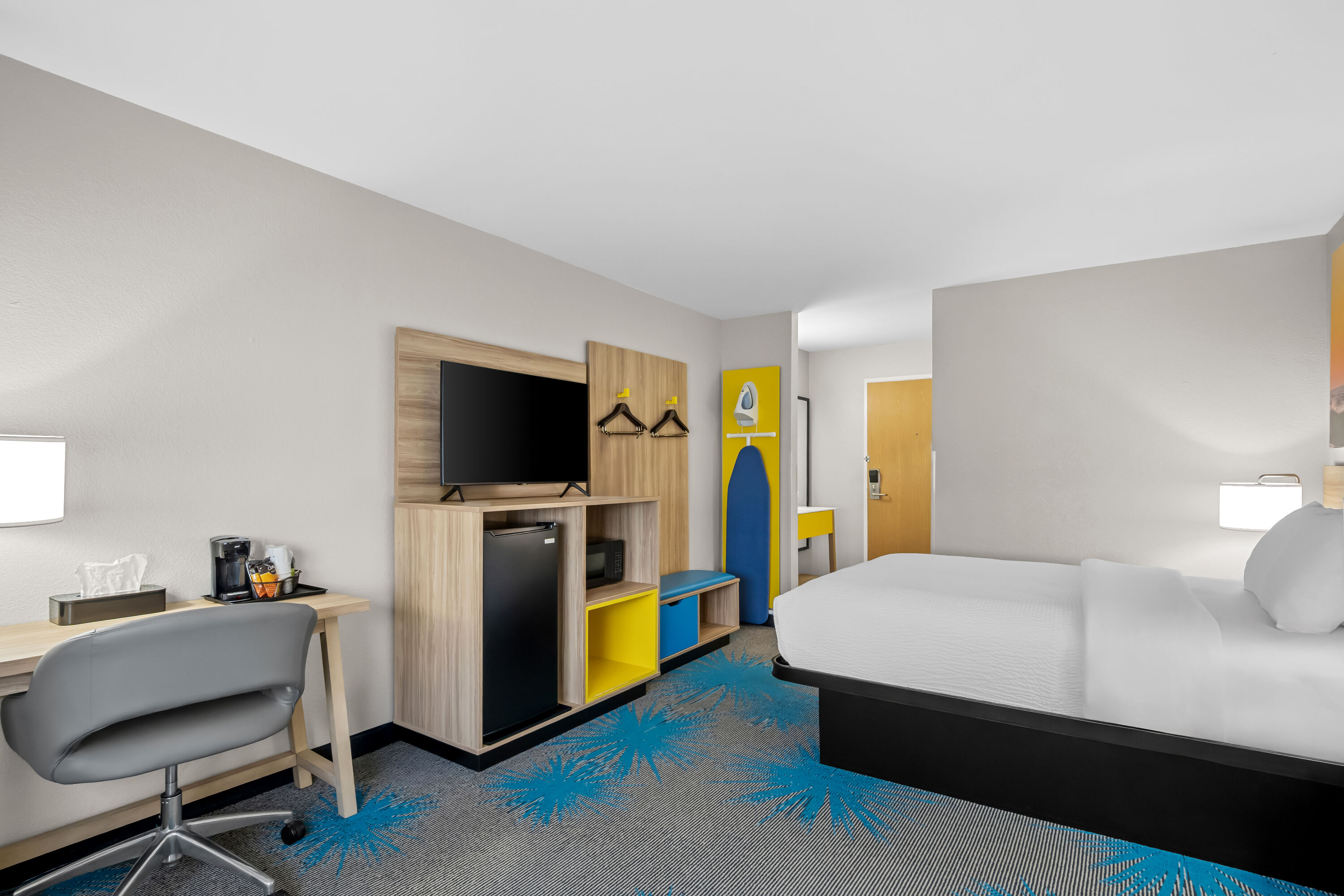 Queen bed guest room at the Days Inn by Wyndham Imlay City in Imlay City, Michigan