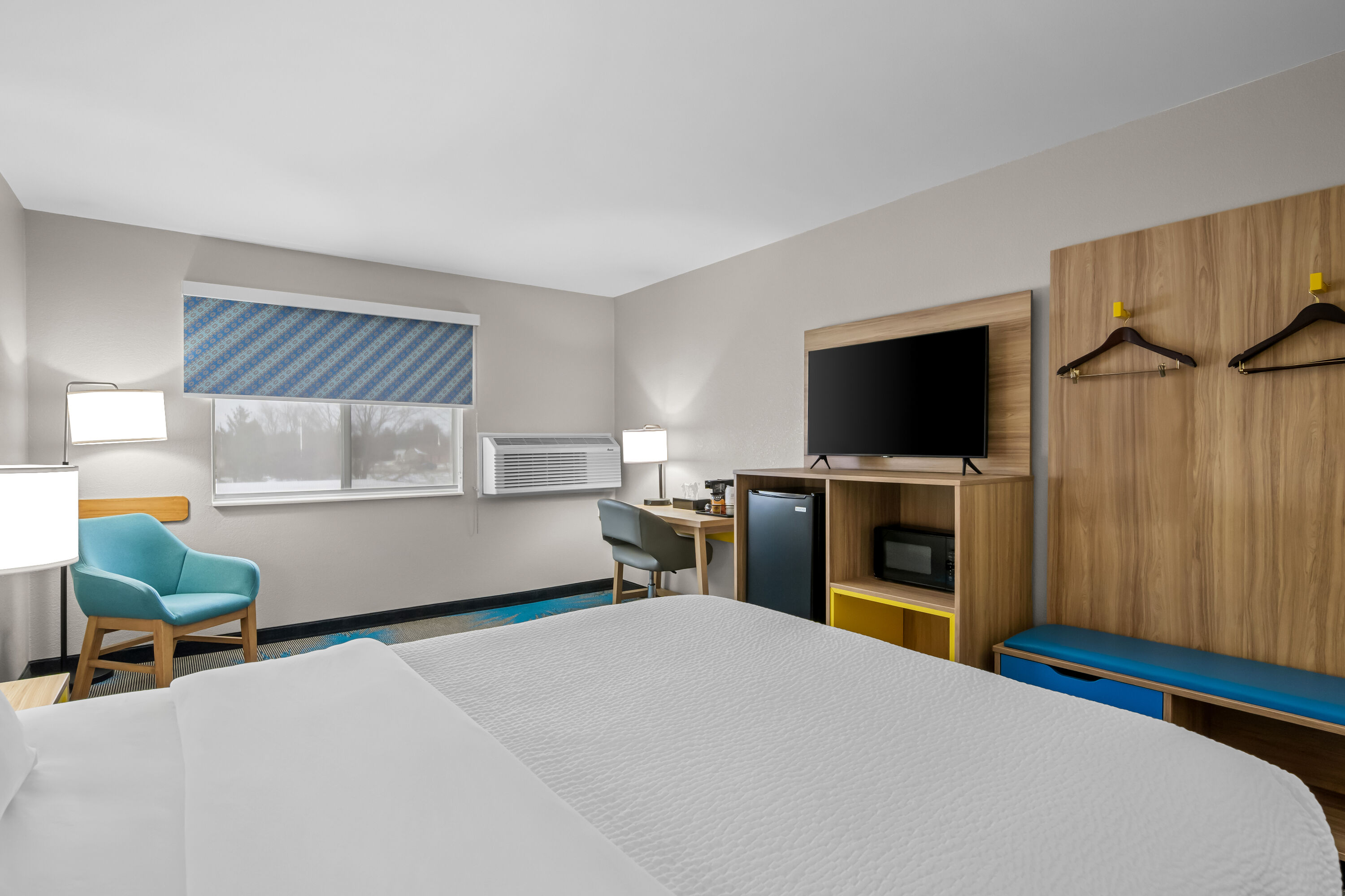 Queen bed guest room at the Days Inn by Wyndham Imlay City in Imlay City, Michigan