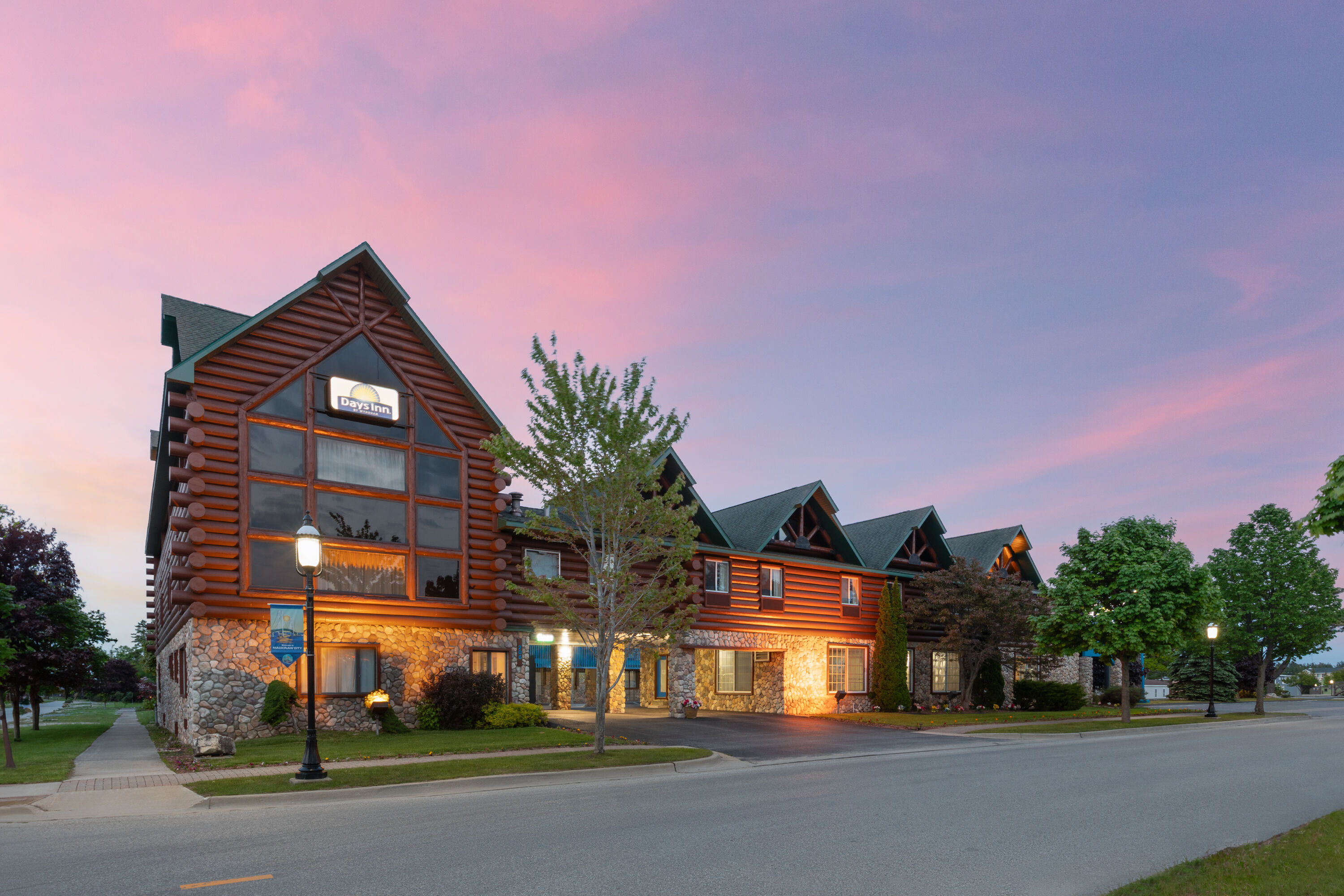 Exterior Dusk Image of Days Inn by Wyndham Mackinaw City/Bridgeview Area hotel in Mackinaw City, Michigan
