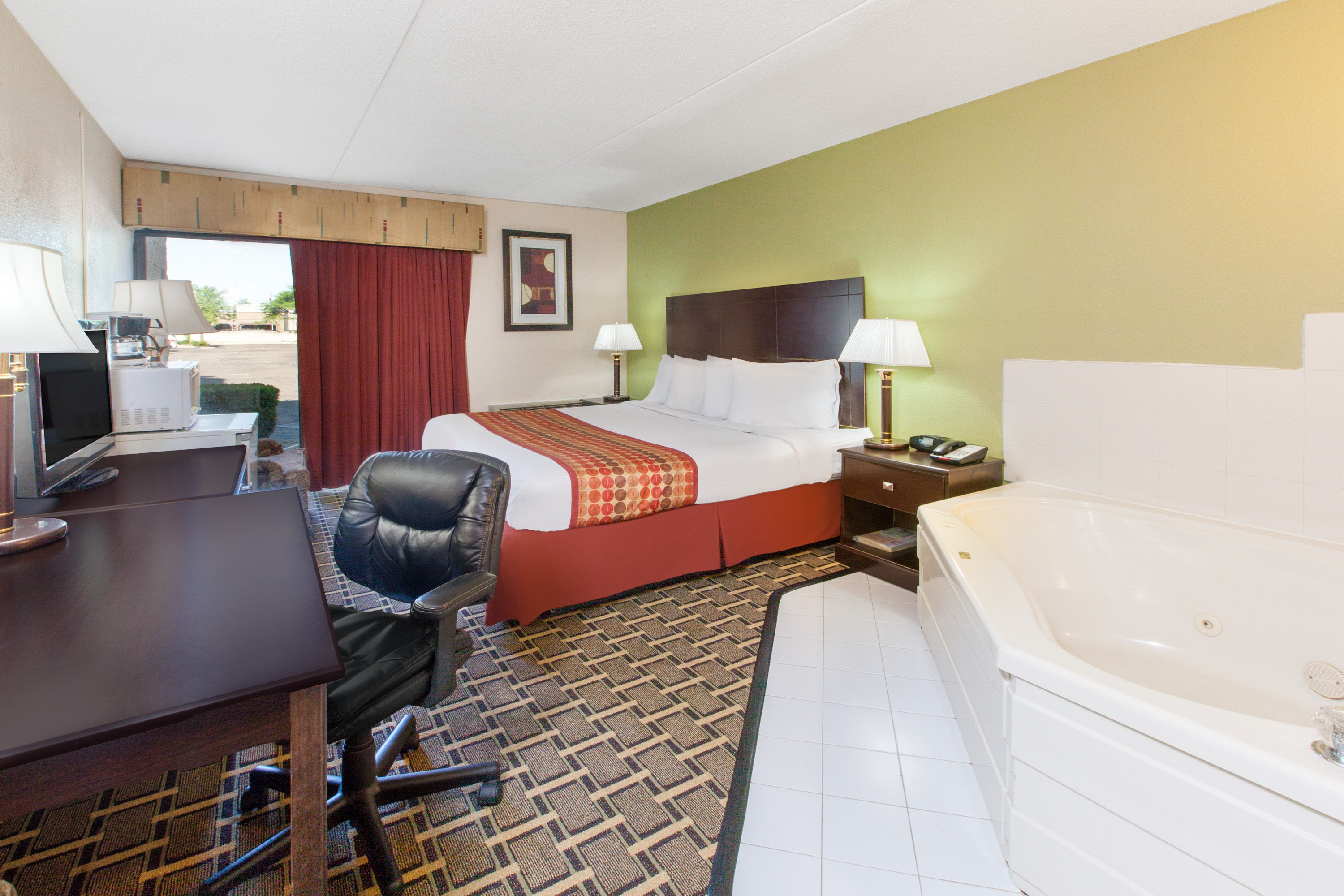 Days Inn & Suites by Wyndham Madison Heights MI suite in Madison Heights, Michigan
