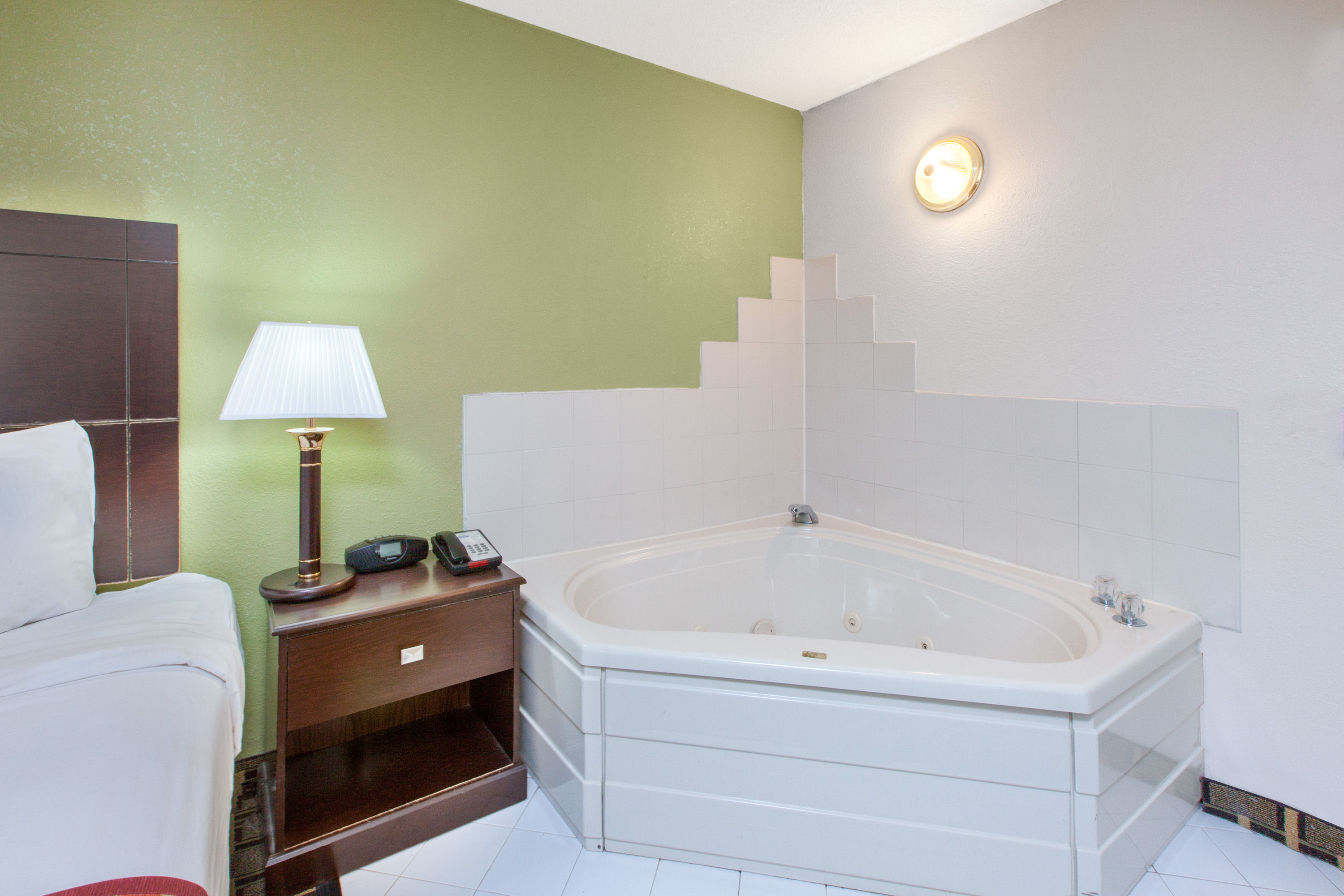 Days Inn & Suites by Wyndham Madison Heights MI suite in Madison Heights, Michigan