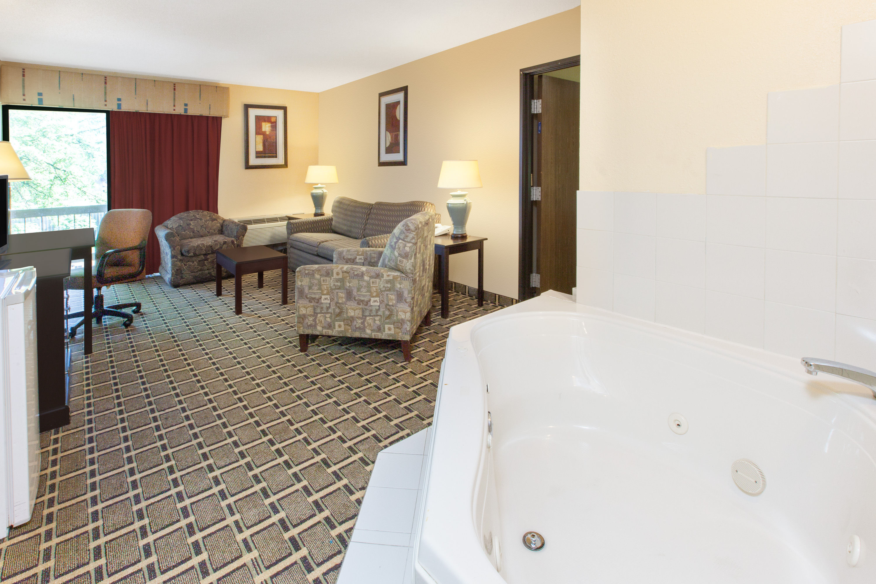 Days Inn & Suites by Wyndham Madison Heights MI suite in Madison Heights, Michigan