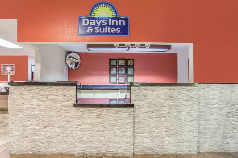 Days Inn Suites Mt Pleasant Mount Hotels Mi 48858 1144 Days Inn Suites Mt Pleasant Hotel Lobby In Mount Michigan