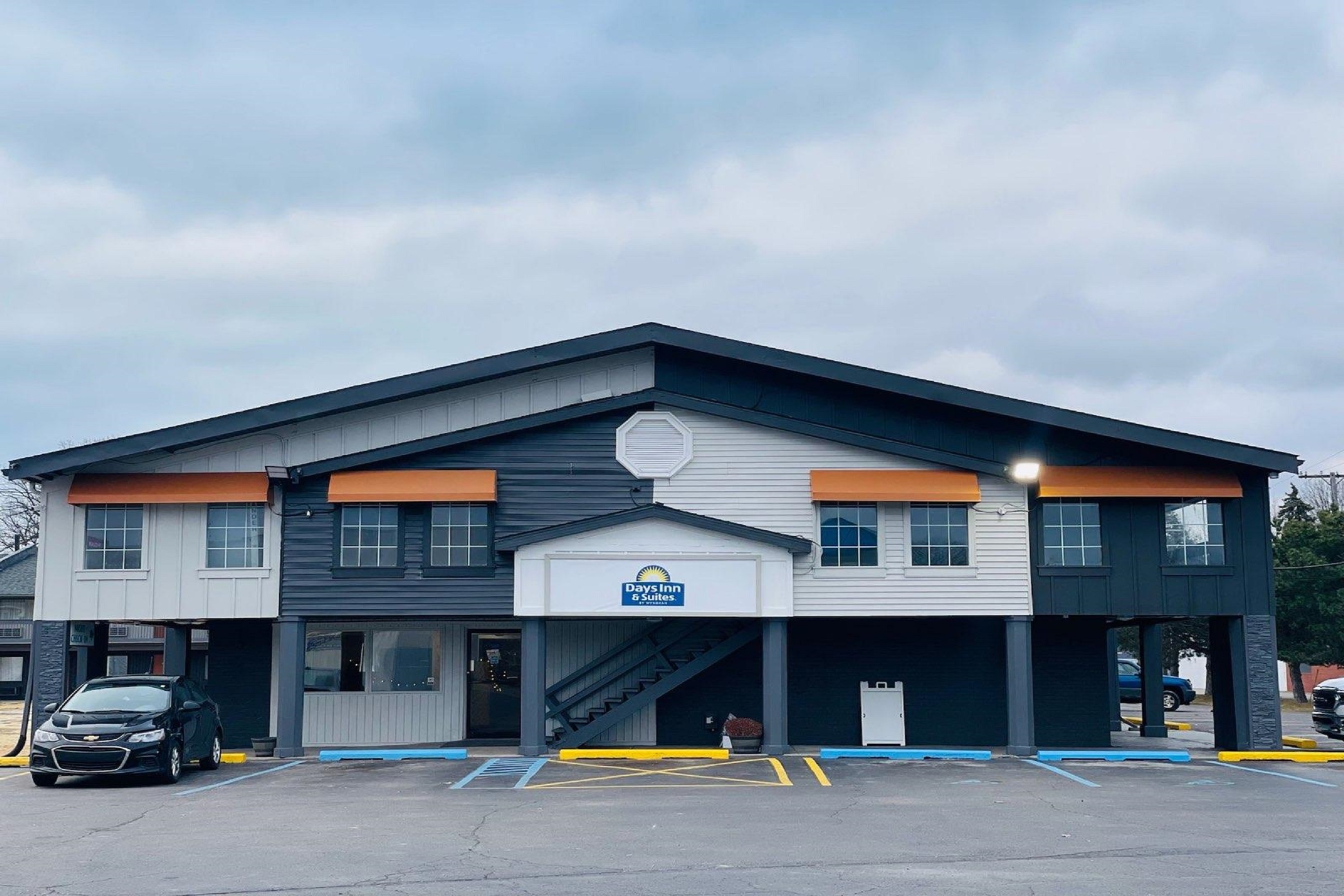 Exterior of Days Inn & Suites by Wyndham Port Huron hotel in Port Huron, Michigan
