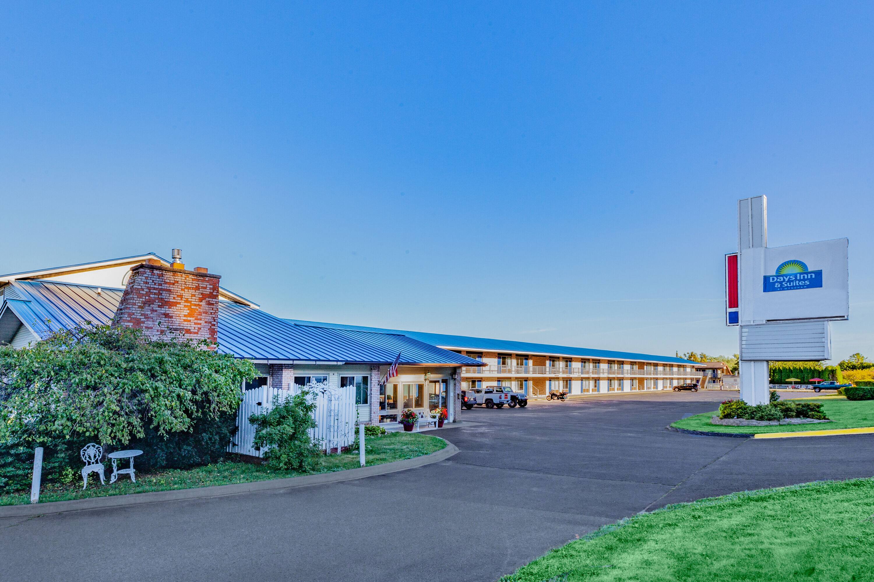 Days Inn & Suites by Wyndham St. Ignace Lakefront St Ignace, MI Hotels