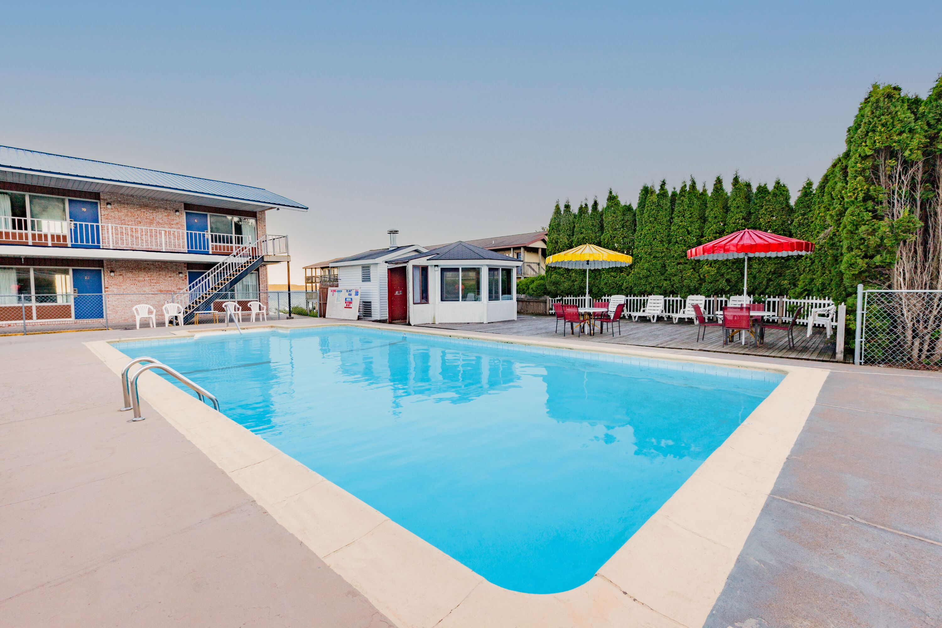 Days Inn & Suites by Wyndham St. Ignace Lakefront St Ignace, MI Hotels