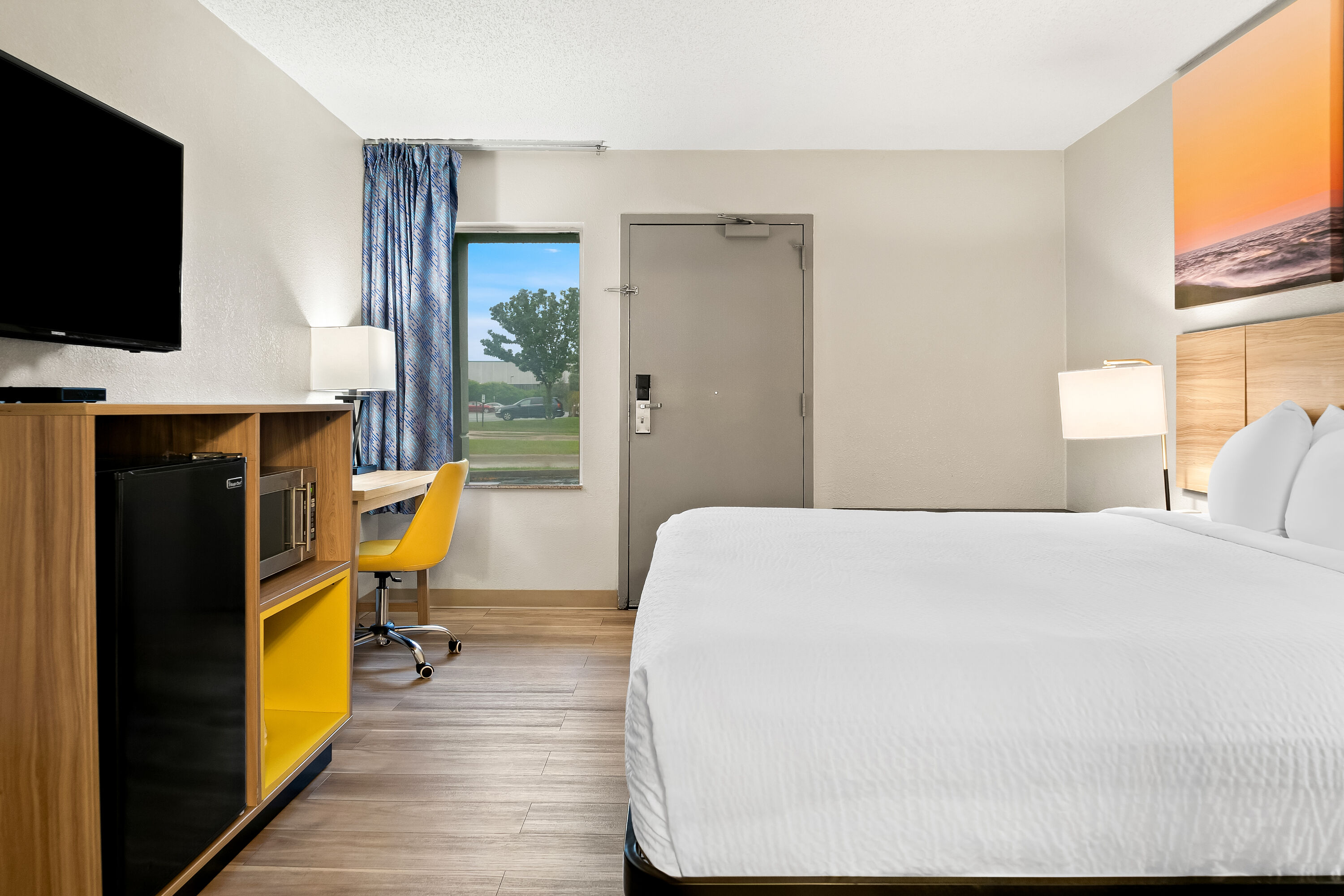 King bed guest room at the Days Inn & Suites by Wyndham Warren in Warren, Michigan