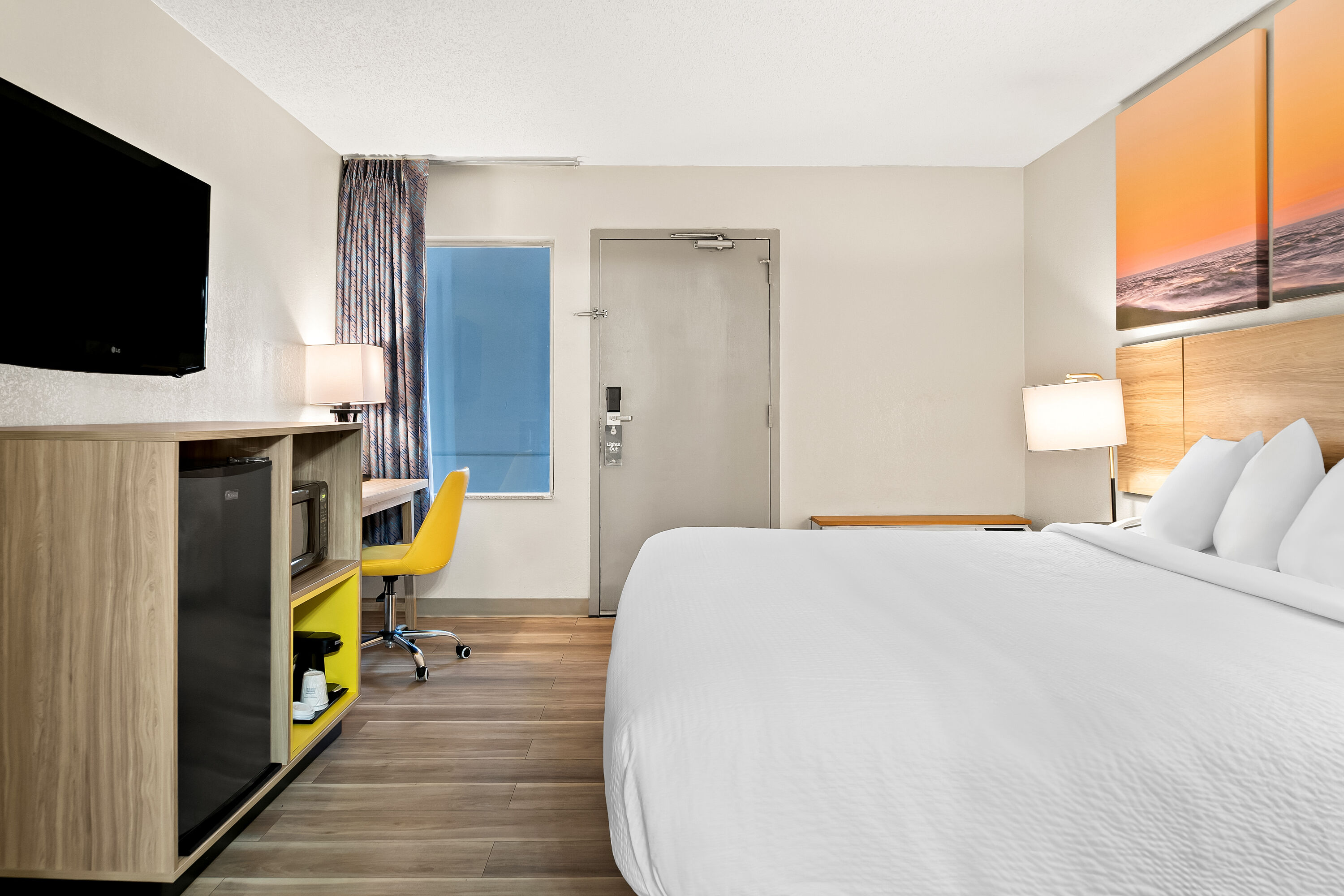 King bed guest room at the Days Inn & Suites by Wyndham Warren in Warren, Michigan