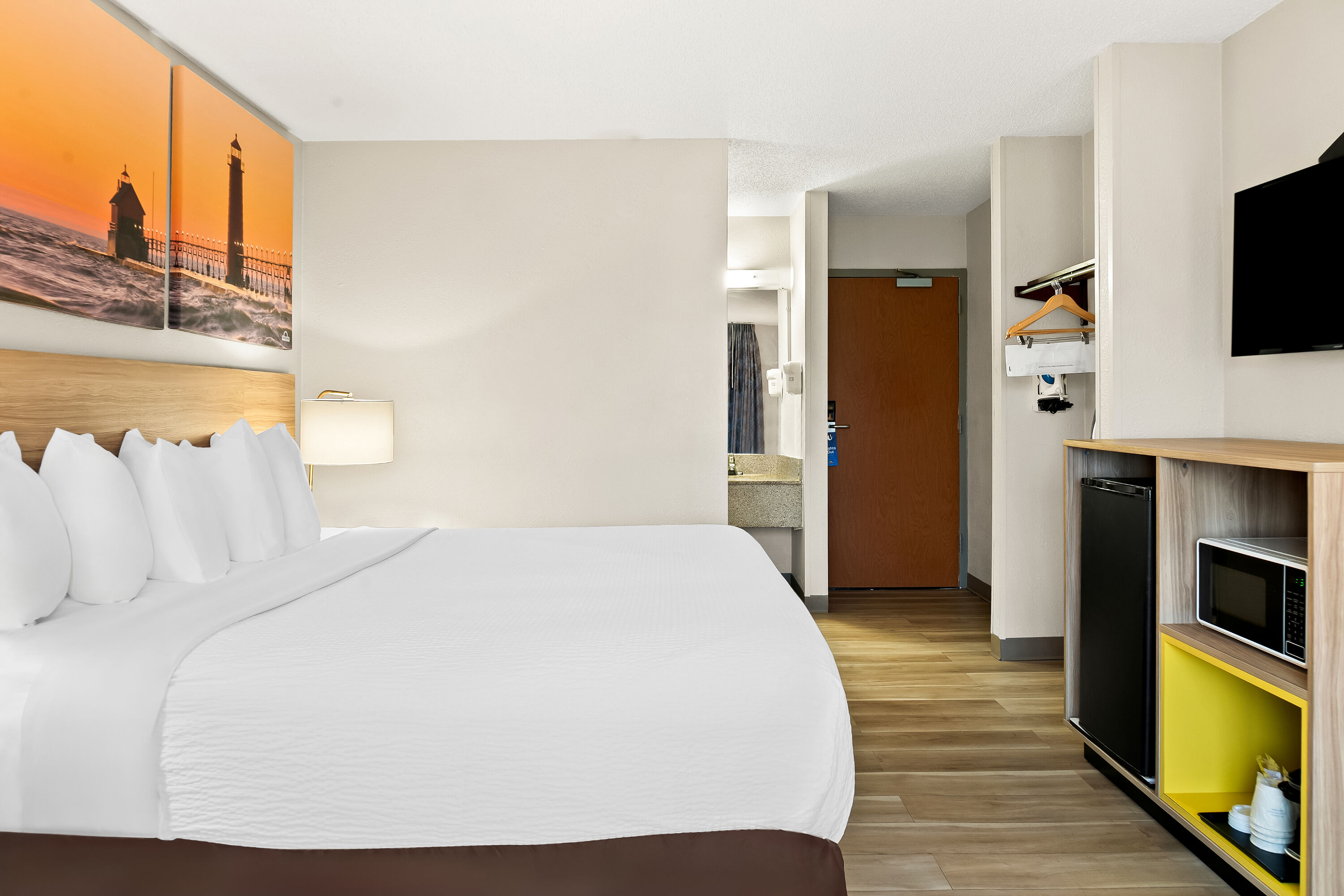 King bed guest room at the Days Inn & Suites by Wyndham Warren in Warren, Michigan