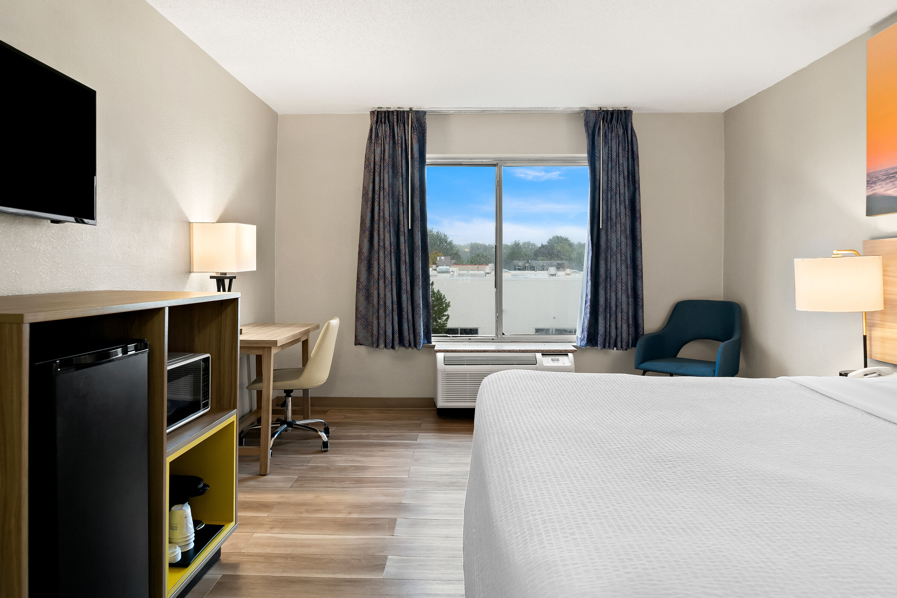 King bed guest room at the Days Inn & Suites by Wyndham Warren in Warren, Michigan