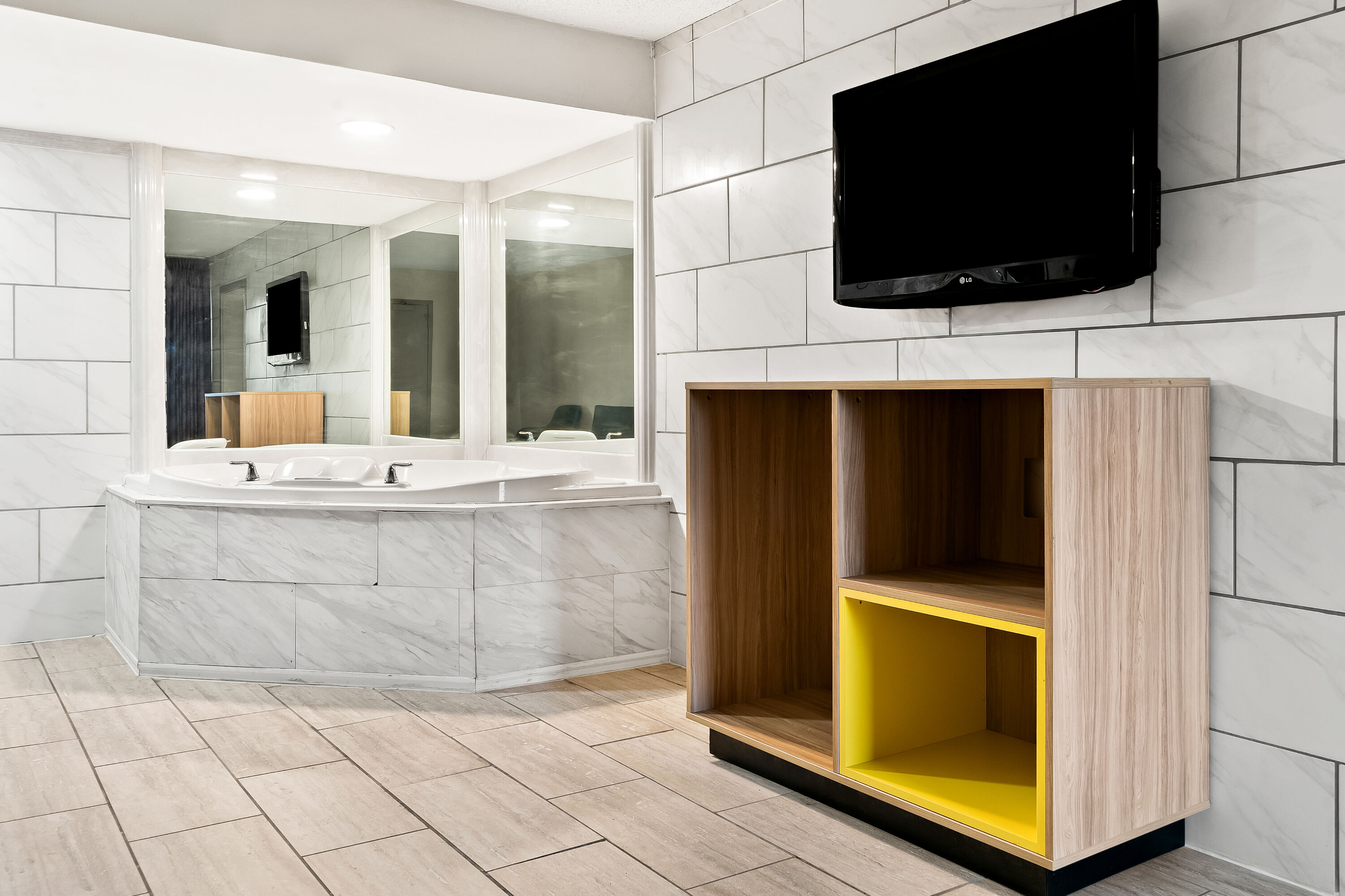 Days Inn & Suites by Wyndham Warren suite in Warren, Michigan