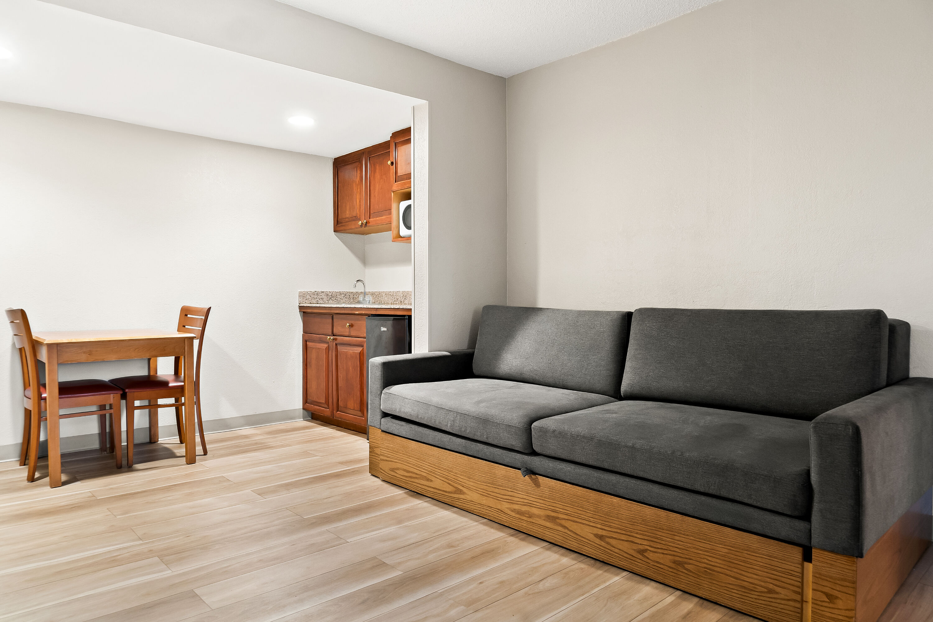 Days Inn & Suites by Wyndham Warren suite in Warren, Michigan