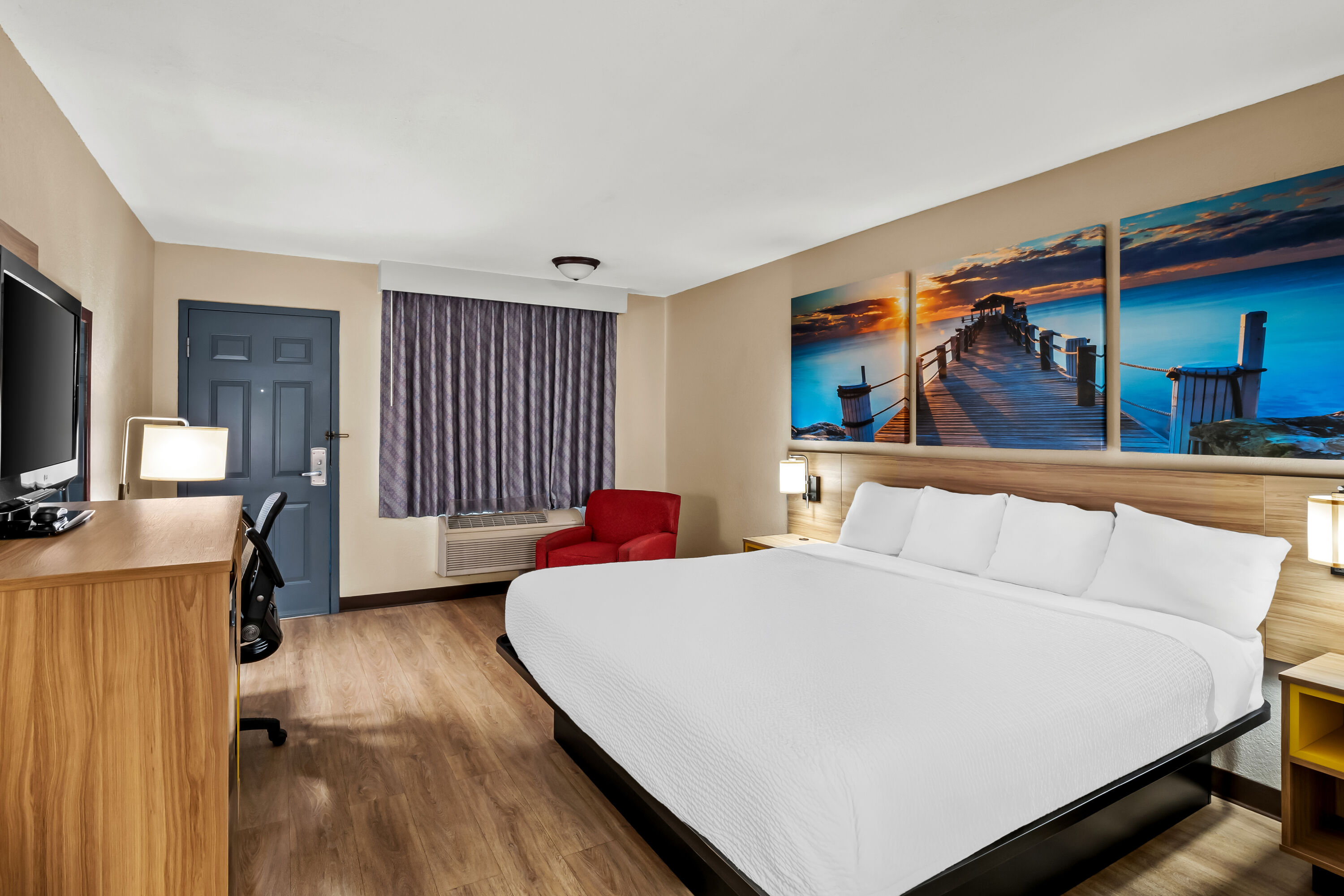 King bed guest room at the Days Inn by Wyndham Whitmore Lake/Ann Arbor/Brighton in Whitmore Lake, Michigan