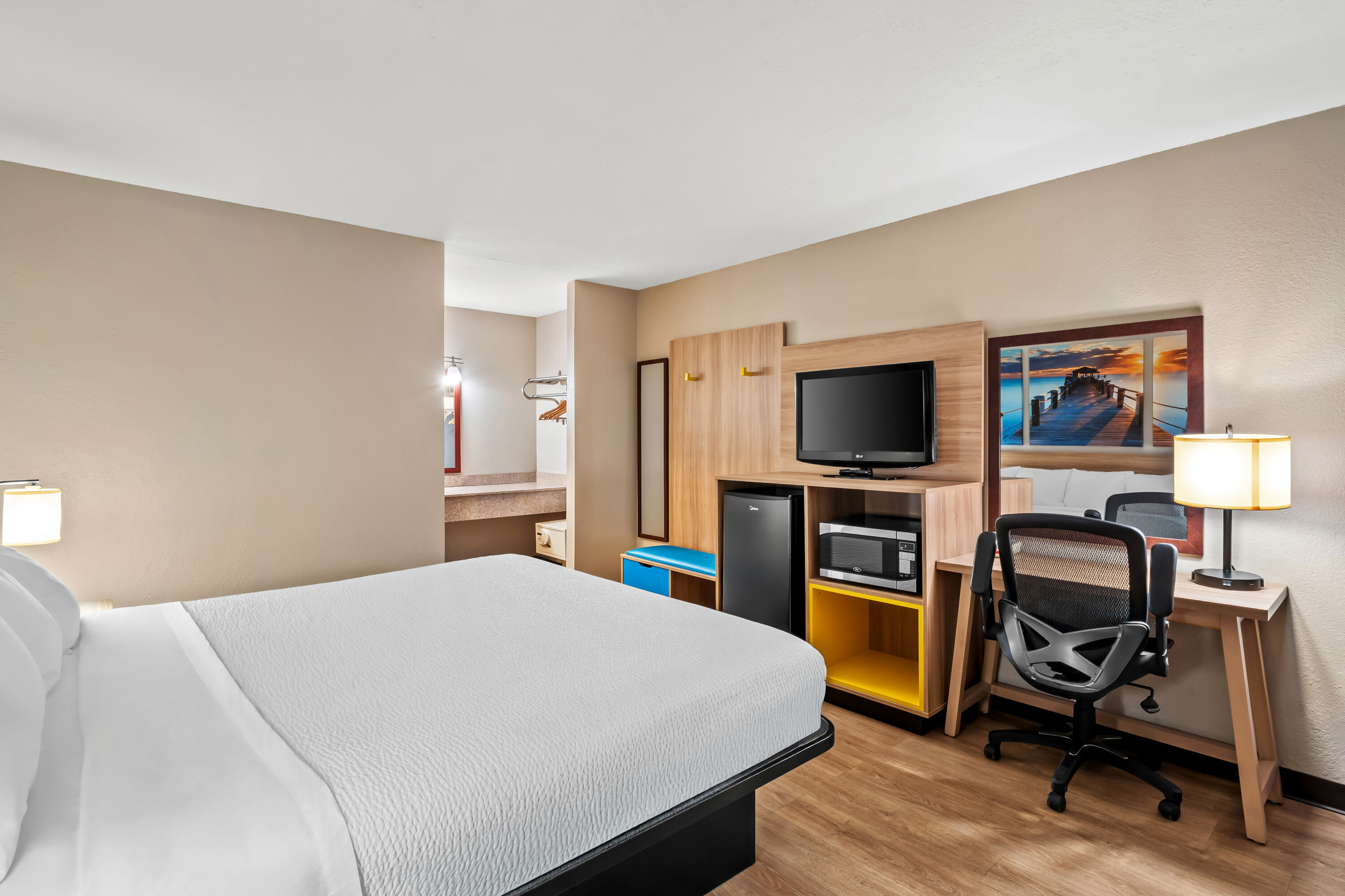 King bed guest room at the Days Inn by Wyndham Whitmore Lake/Ann Arbor/Brighton in Whitmore Lake, Michigan