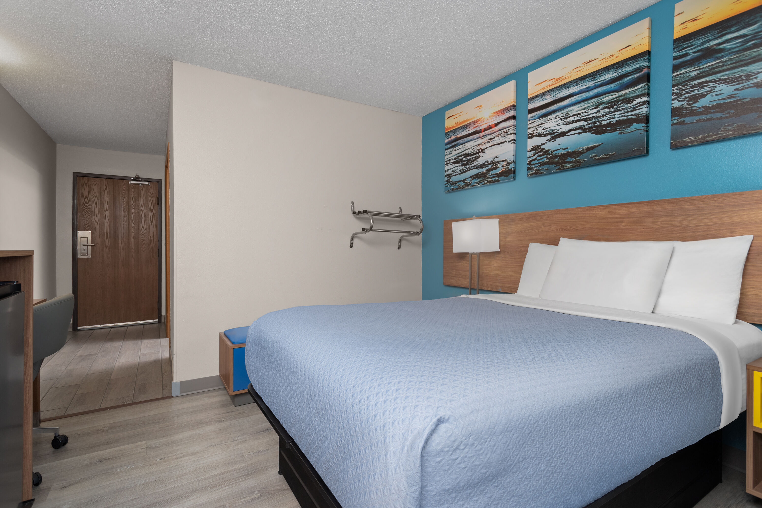 Guest room at the Days Inn by Wyndham Austin in Austin, Minnesota