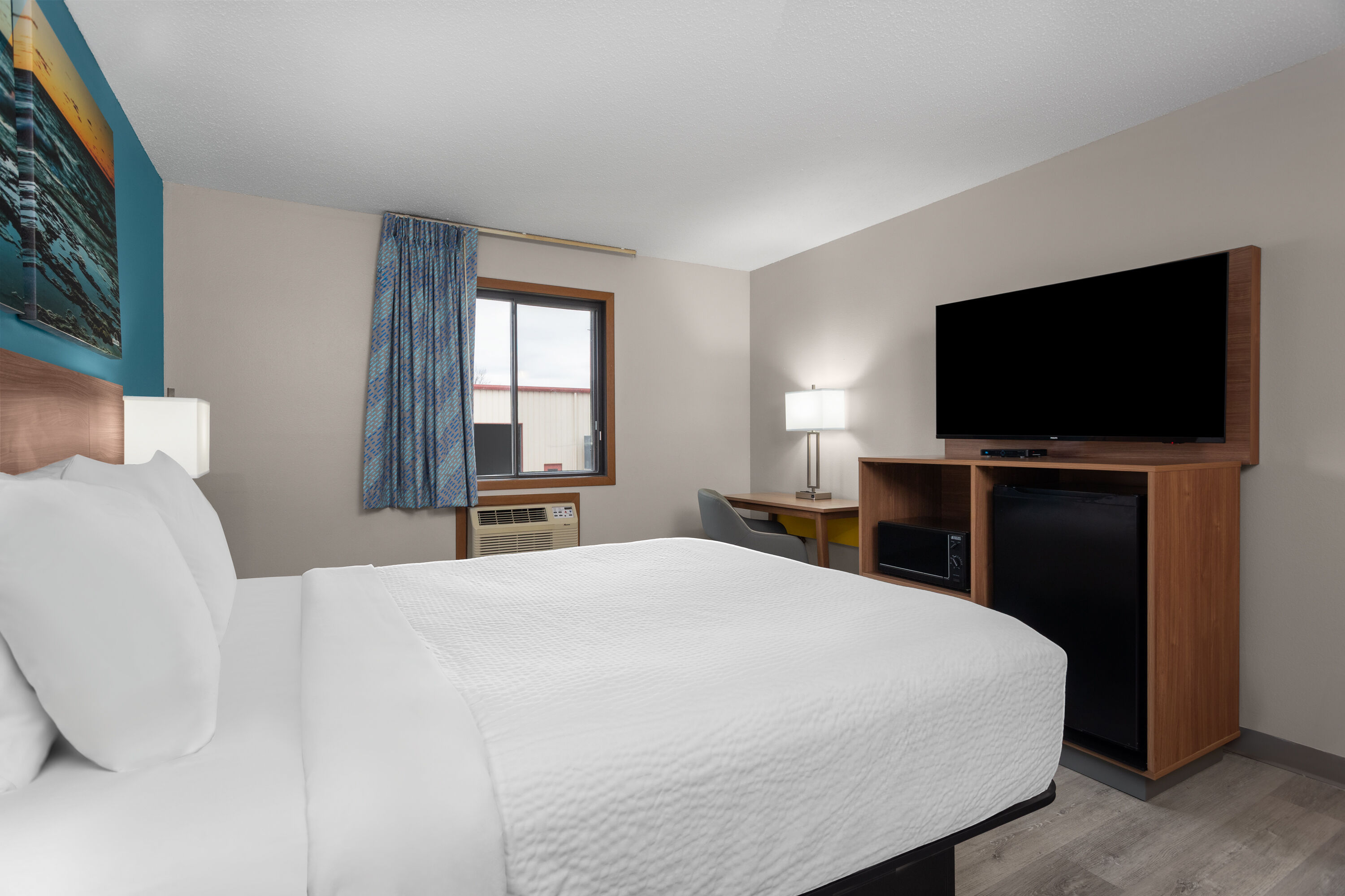 Guest room at the Days Inn by Wyndham Austin in Austin, Minnesota