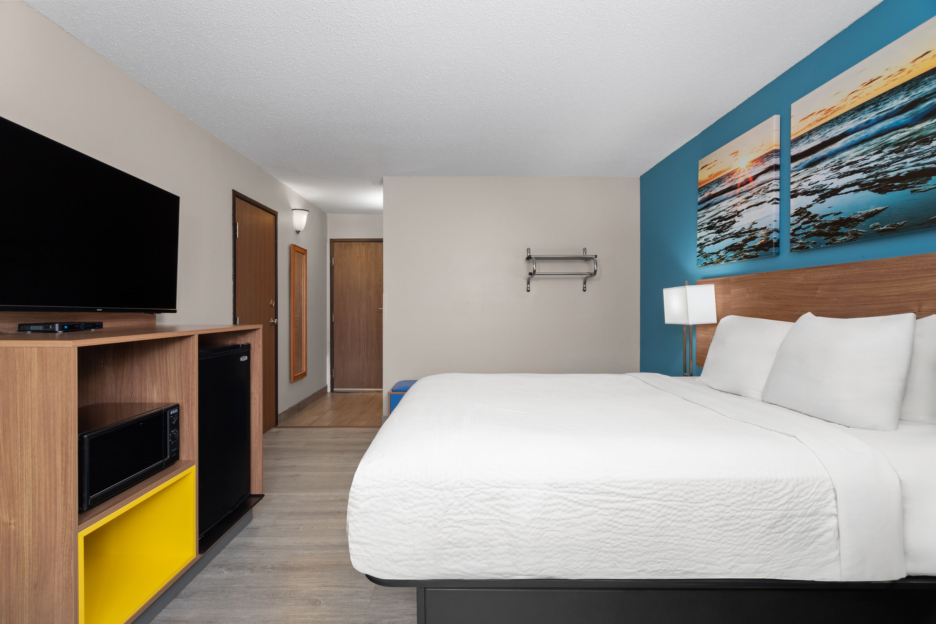 Guest room at the Days Inn by Wyndham Austin in Austin, Minnesota