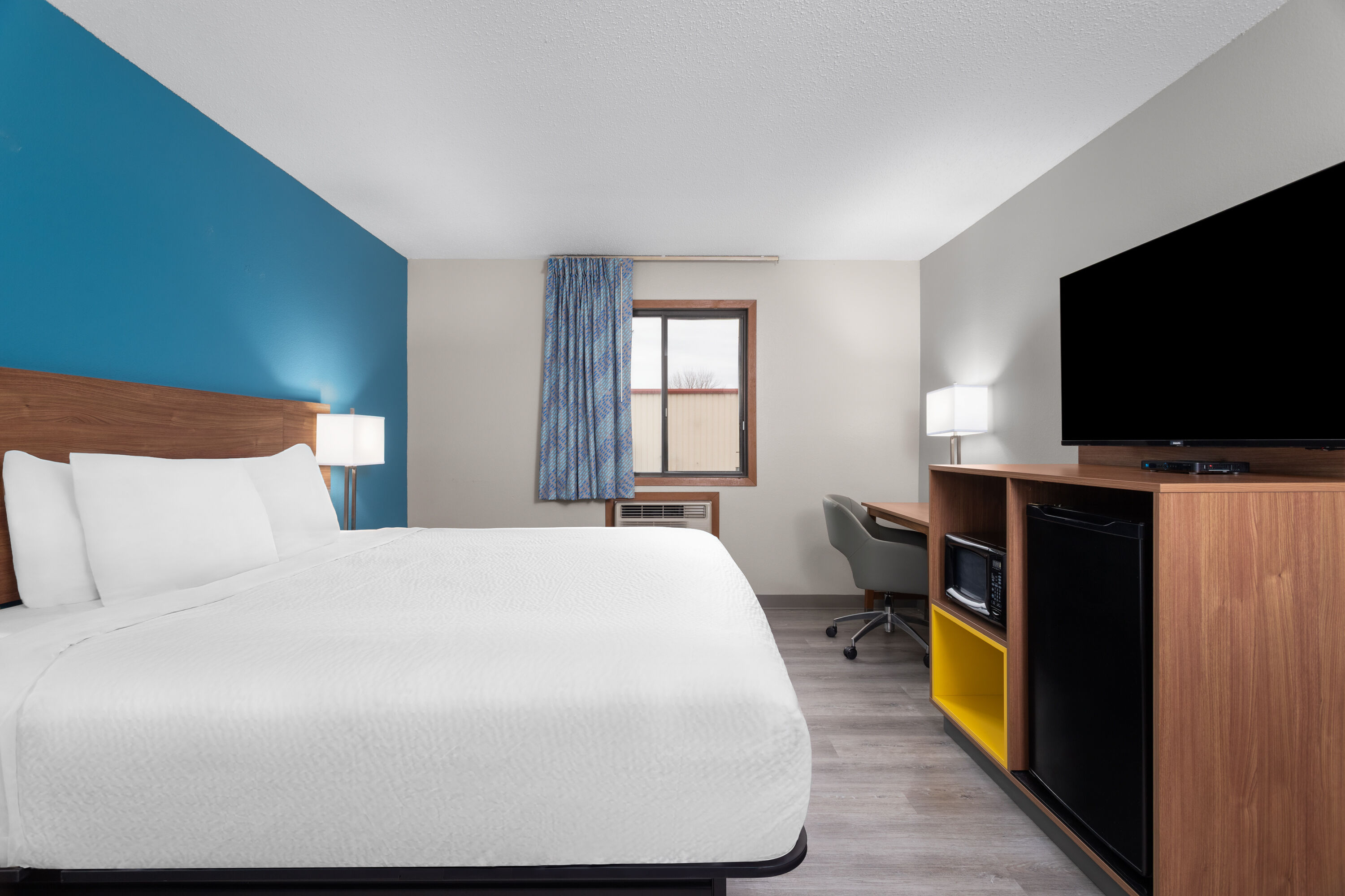 Guest room at the Days Inn by Wyndham Austin in Austin, Minnesota