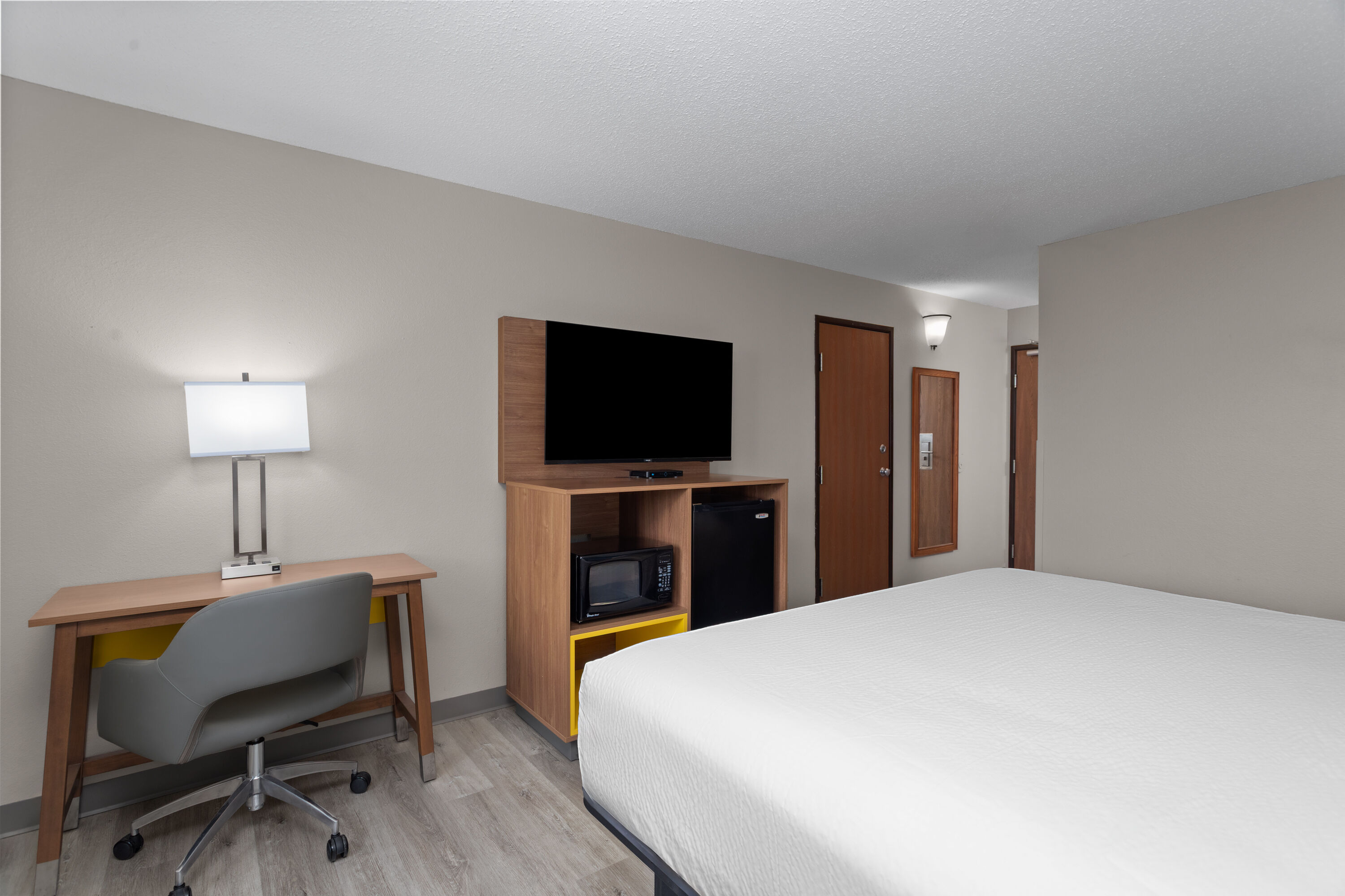 Guest room at the Days Inn by Wyndham Austin in Austin, Minnesota
