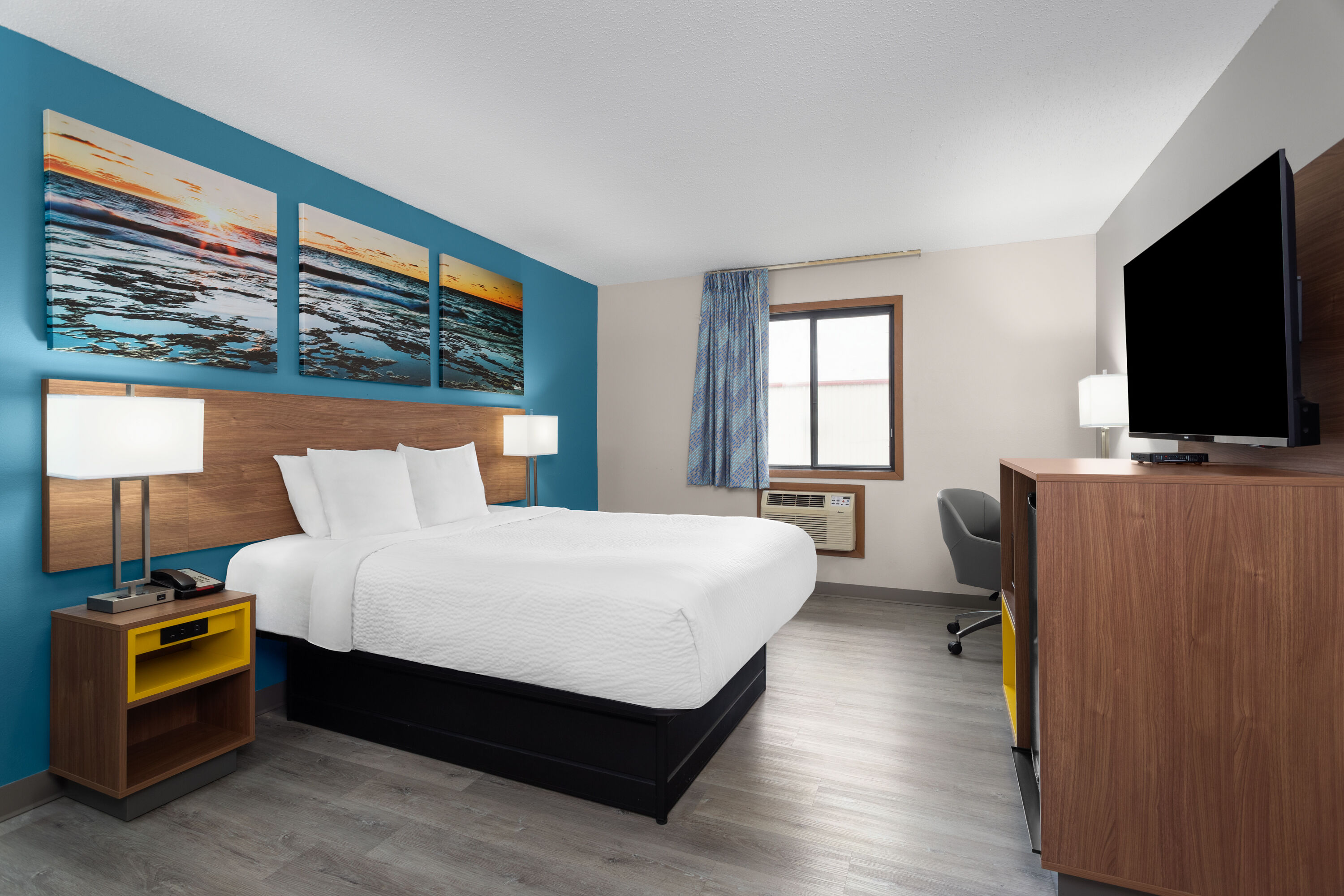 Guest room at the Days Inn by Wyndham Austin in Austin, Minnesota